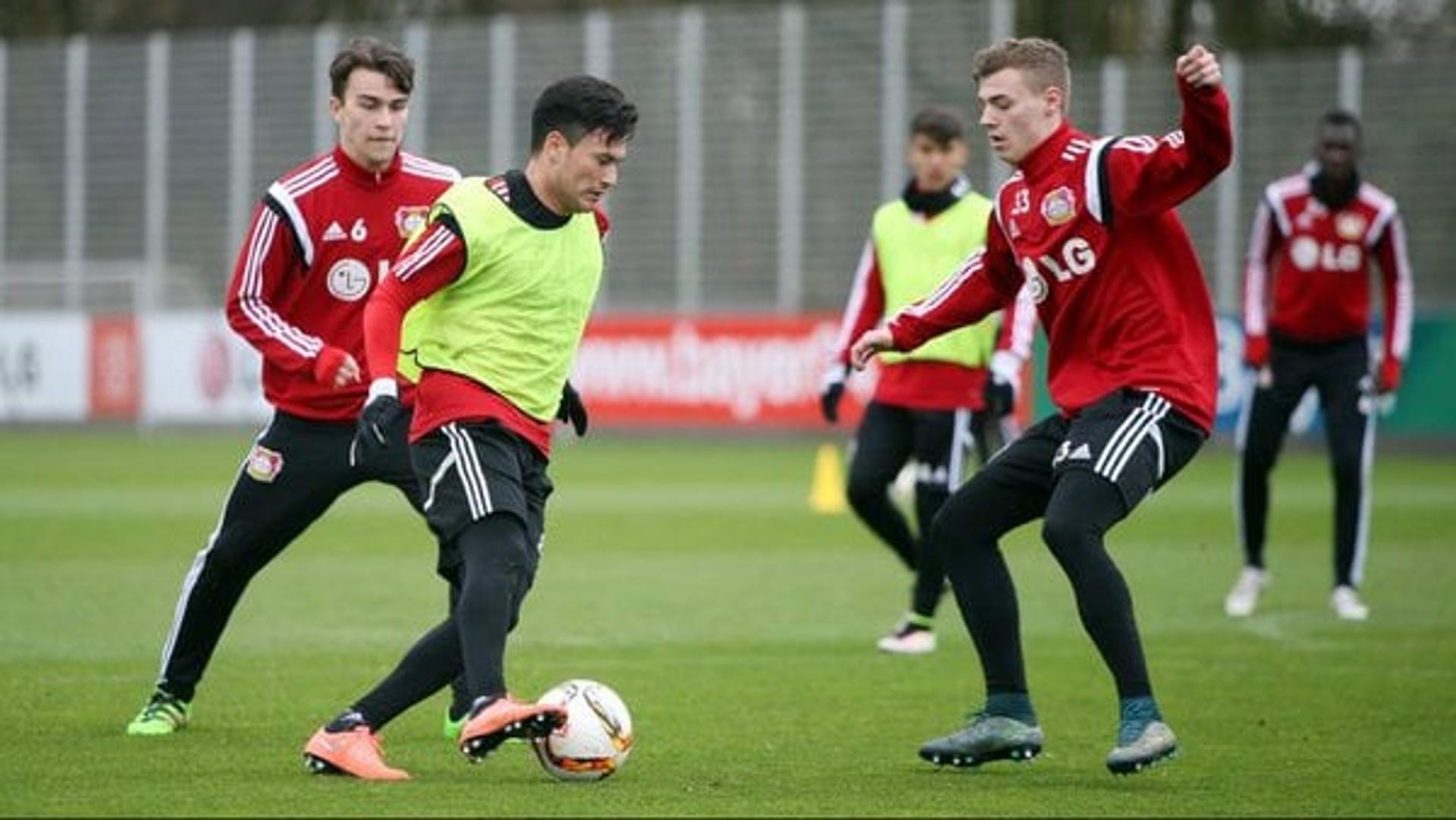 Aranguiz - Bayer Leverkusen (Foto: Divulgação)