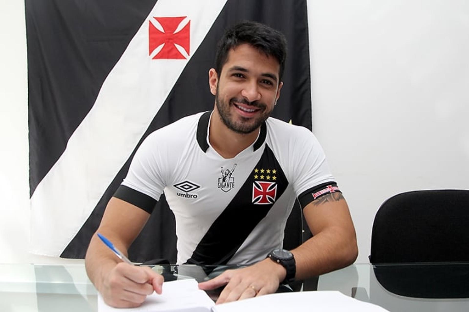 Luan assinou a renovação do contrato com o Vasco nesta sexta-feira (Foto: Paulo Fernandes/Vasco.com.br)