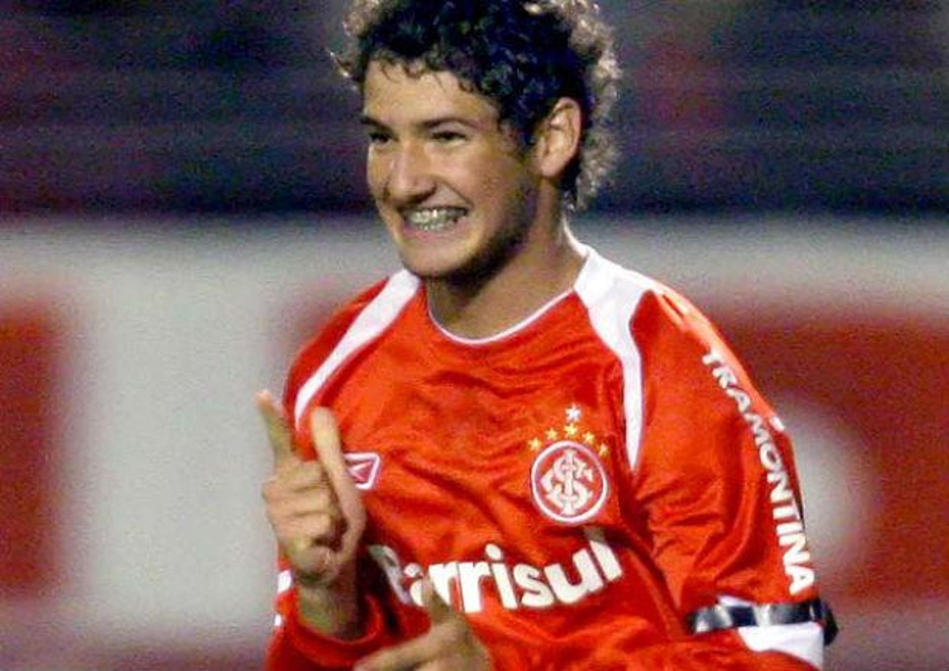 Em 2006, Pato estreou pelo time profissional do Inter com gol na goleada de 4 a 1 contra o Palmeiras