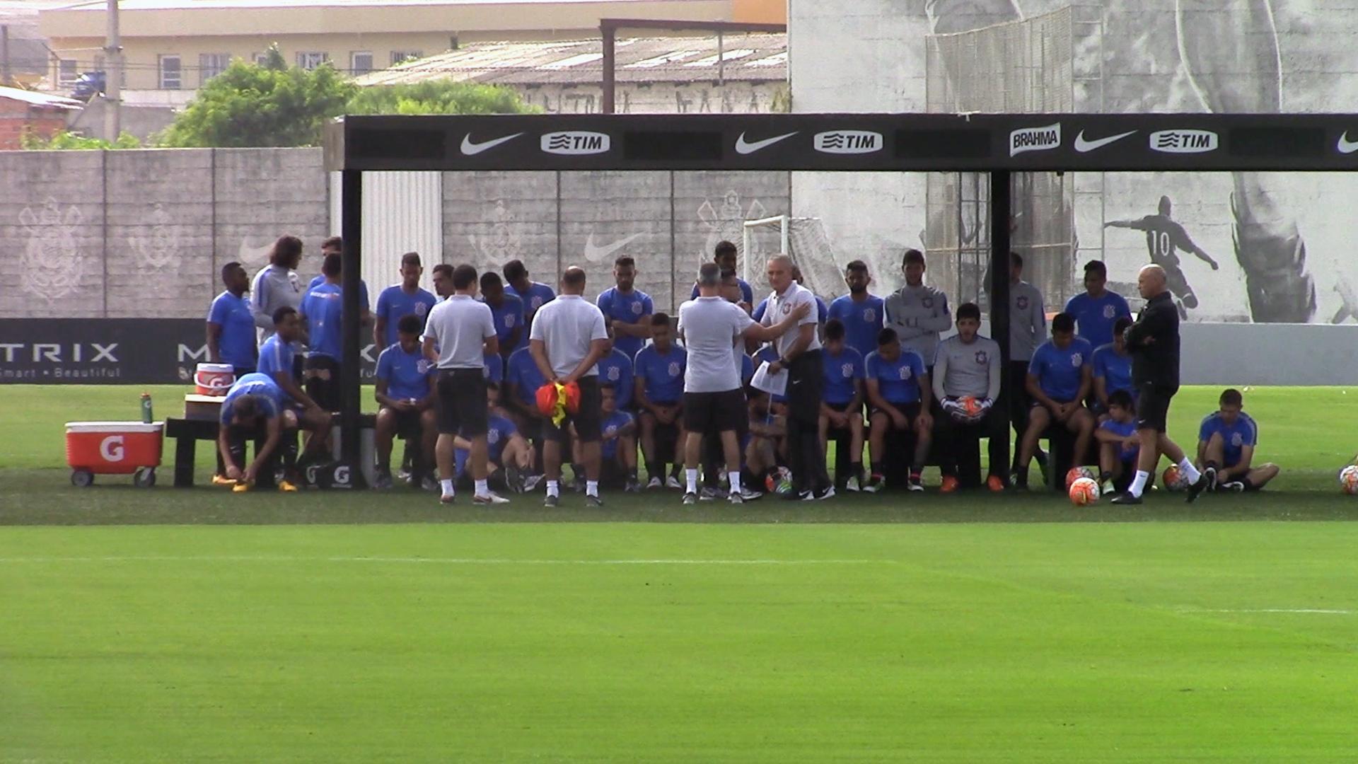 Grupo do Corinthians reunido antes do treino desta segunda-feira (Foto: Reprodução)