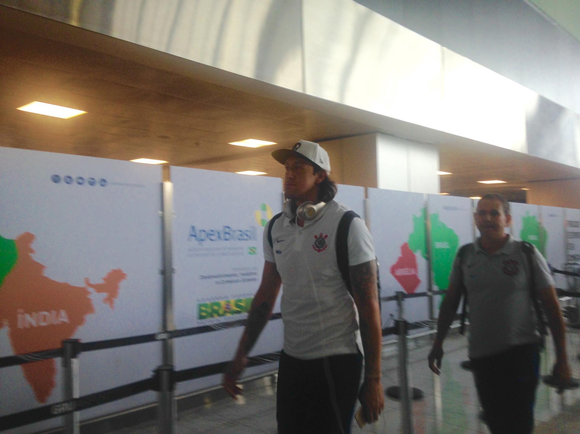 Cássio embarcando com o Corinthians para a Colômbia (Foto: Bruno Cassucci)