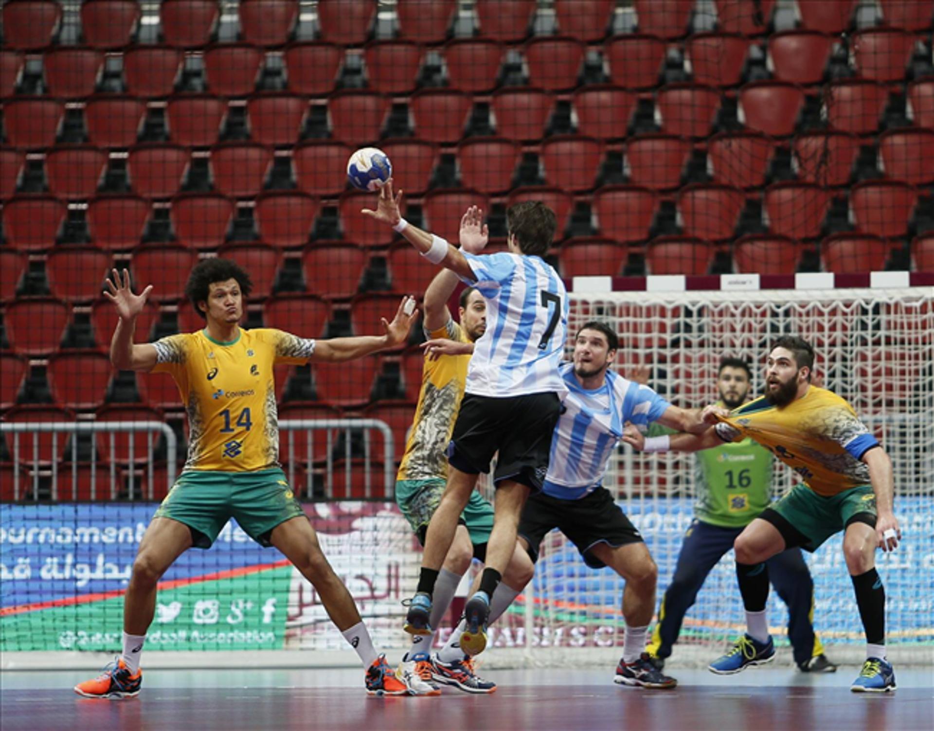 Brasil conseguiu vencer a Argentina em jogo apertado nesta segunda-feira (4). Foto: Divulgação CBHb