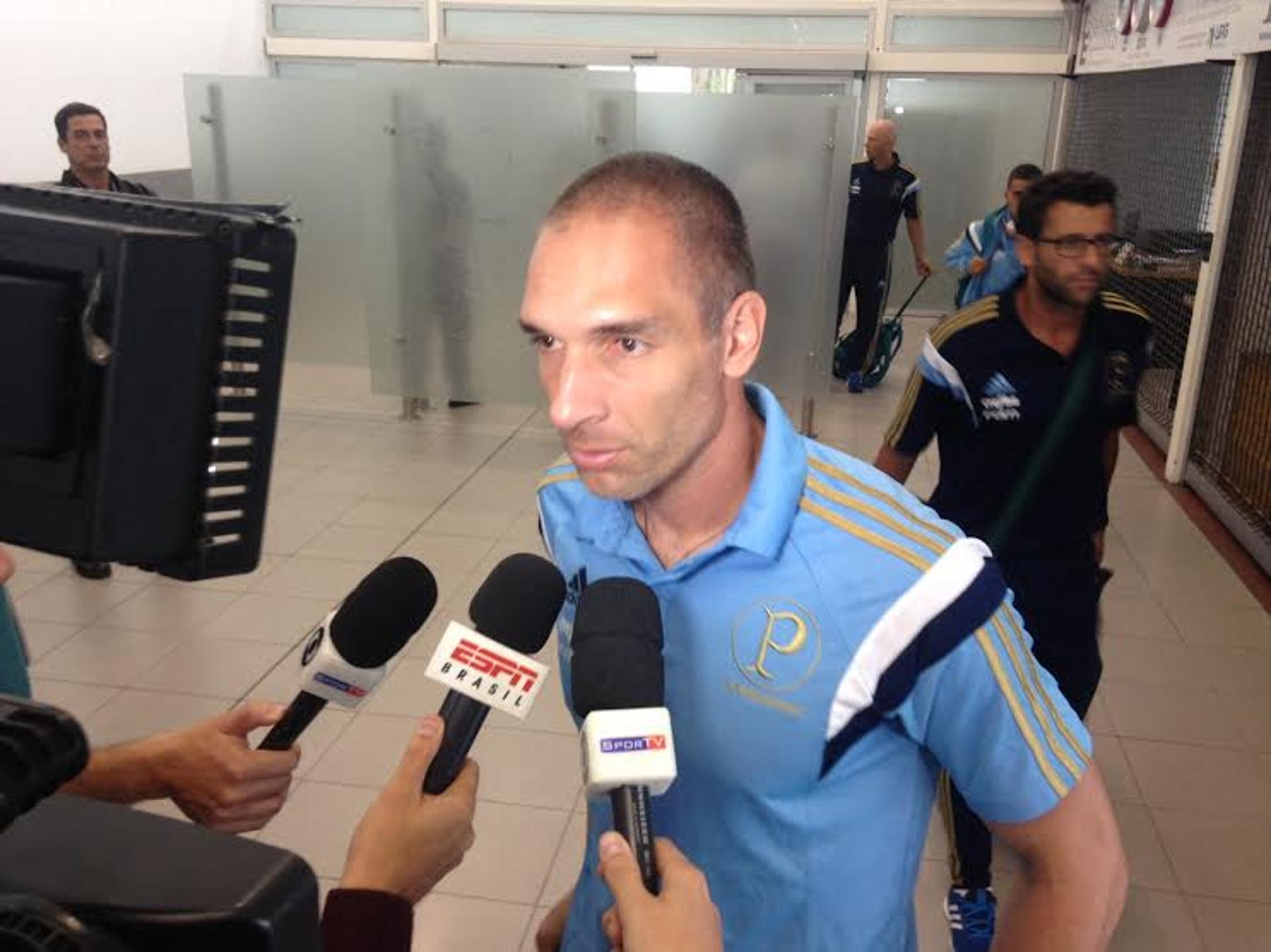 Fernando Prass durante desembarque em Rosario (FOTO: Fellipe Lucena)