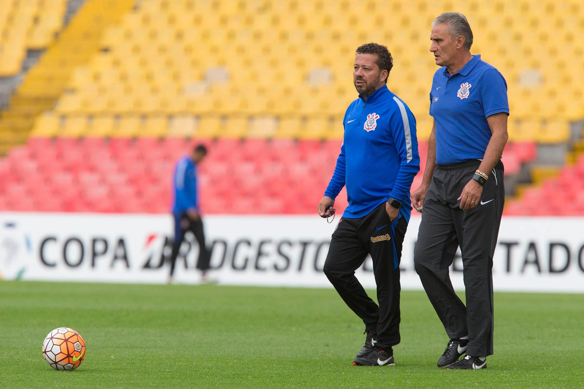 Tite e o auxiliar Cléber Xavier, durante treino no El Campín, na Colômbia (Foto: Daniel Augusto Jr)