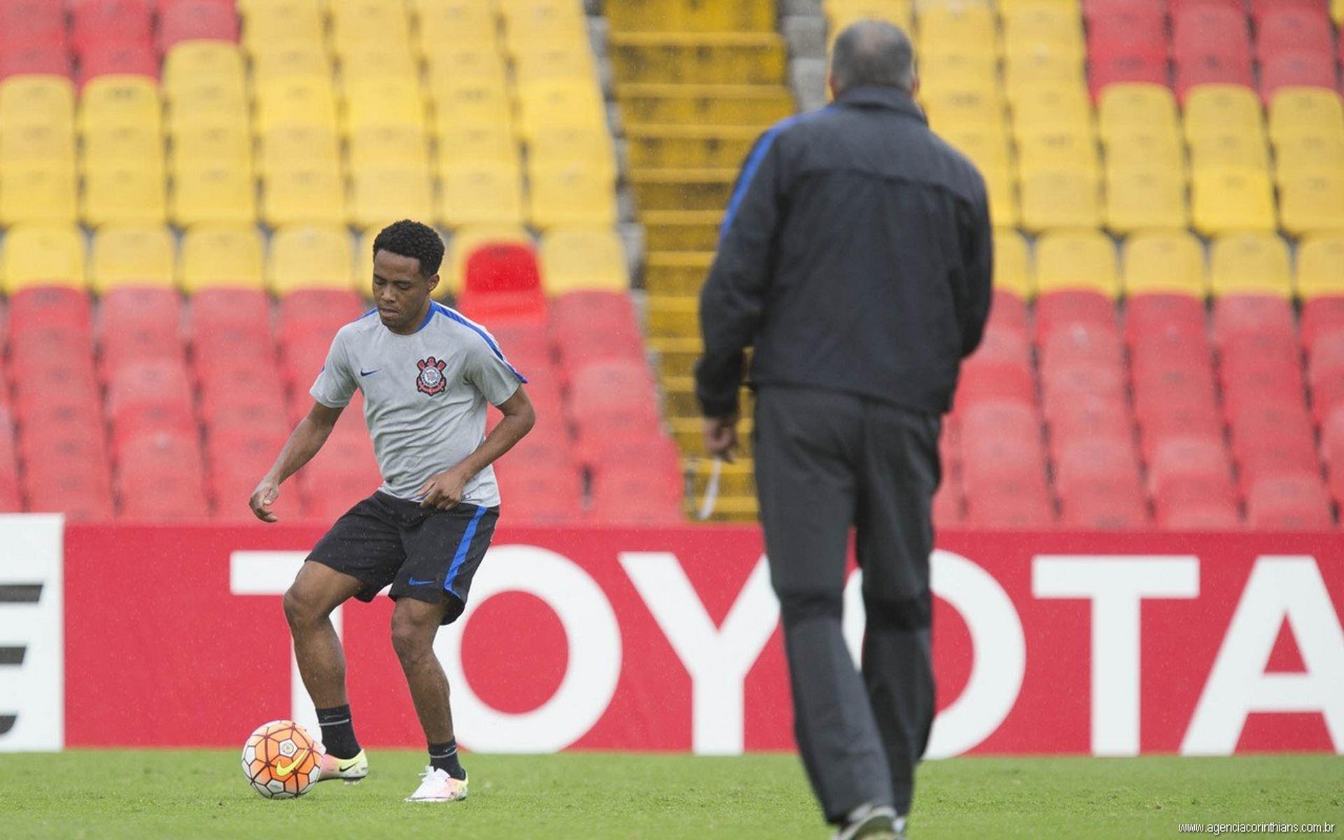 Elias treinou na Colômbia e será titular mais uma vez nesta quarta (Foto: Daniel Augusto Jr)