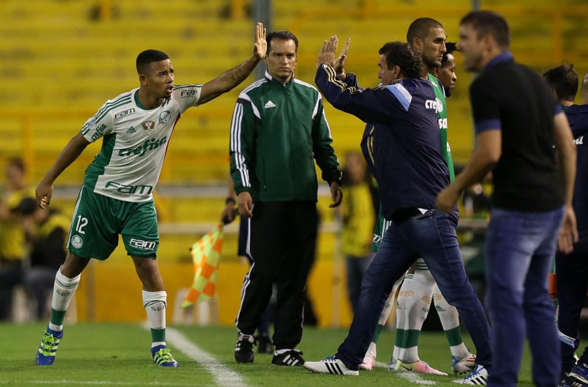 Gabriel Jesus cumprimenta Cuca em Rosário (FOTO: Cesar Greco/Palmeiras)