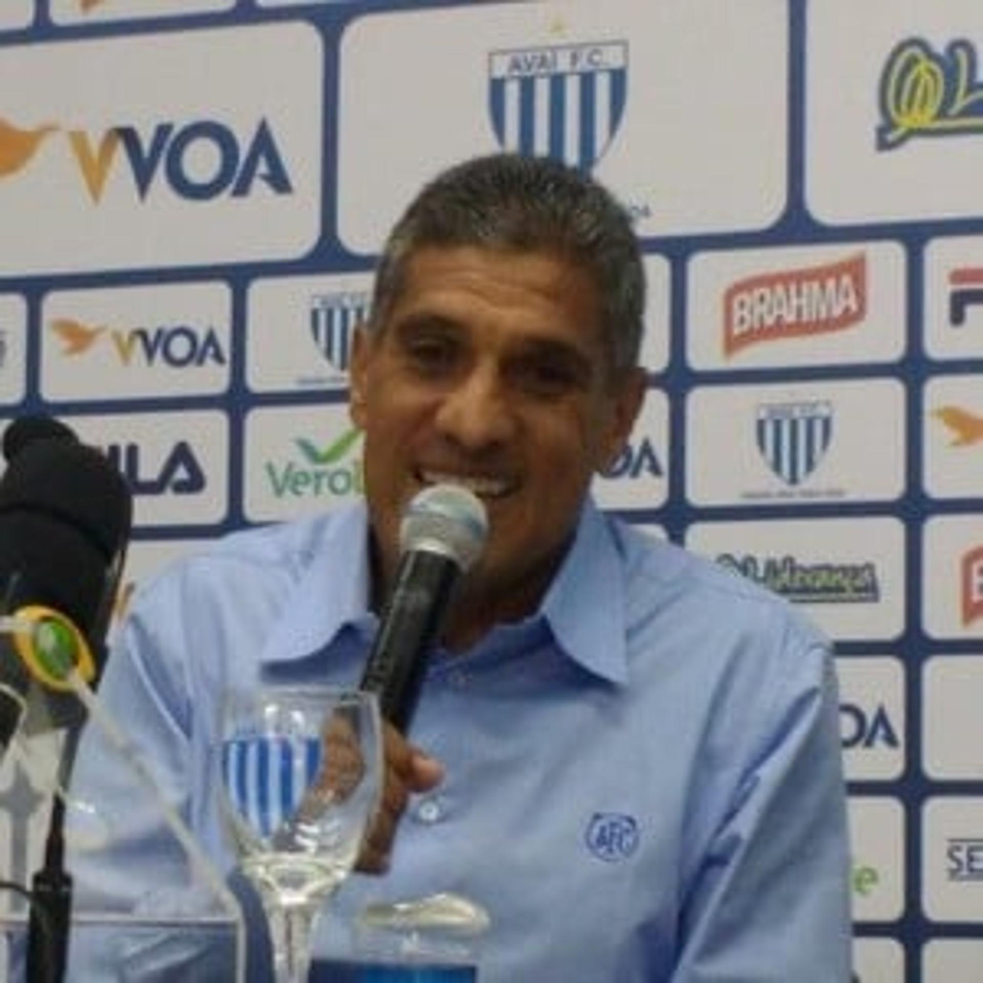 Silas em coletiva  (Foto: Alceu Atherino / AVAÍ F.C.)