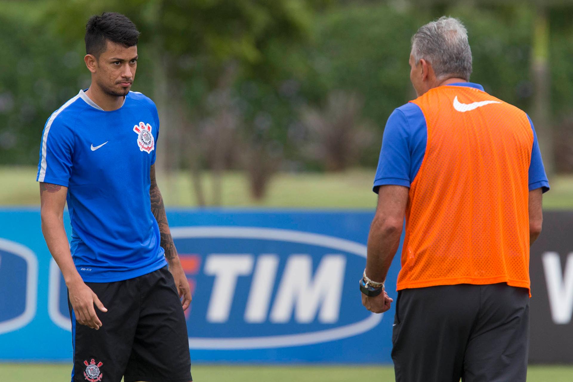 Lucca e Tite, durante treino do Corinthians, no CT Joaquim Grava (Foto: Daniel Augusto Jr)