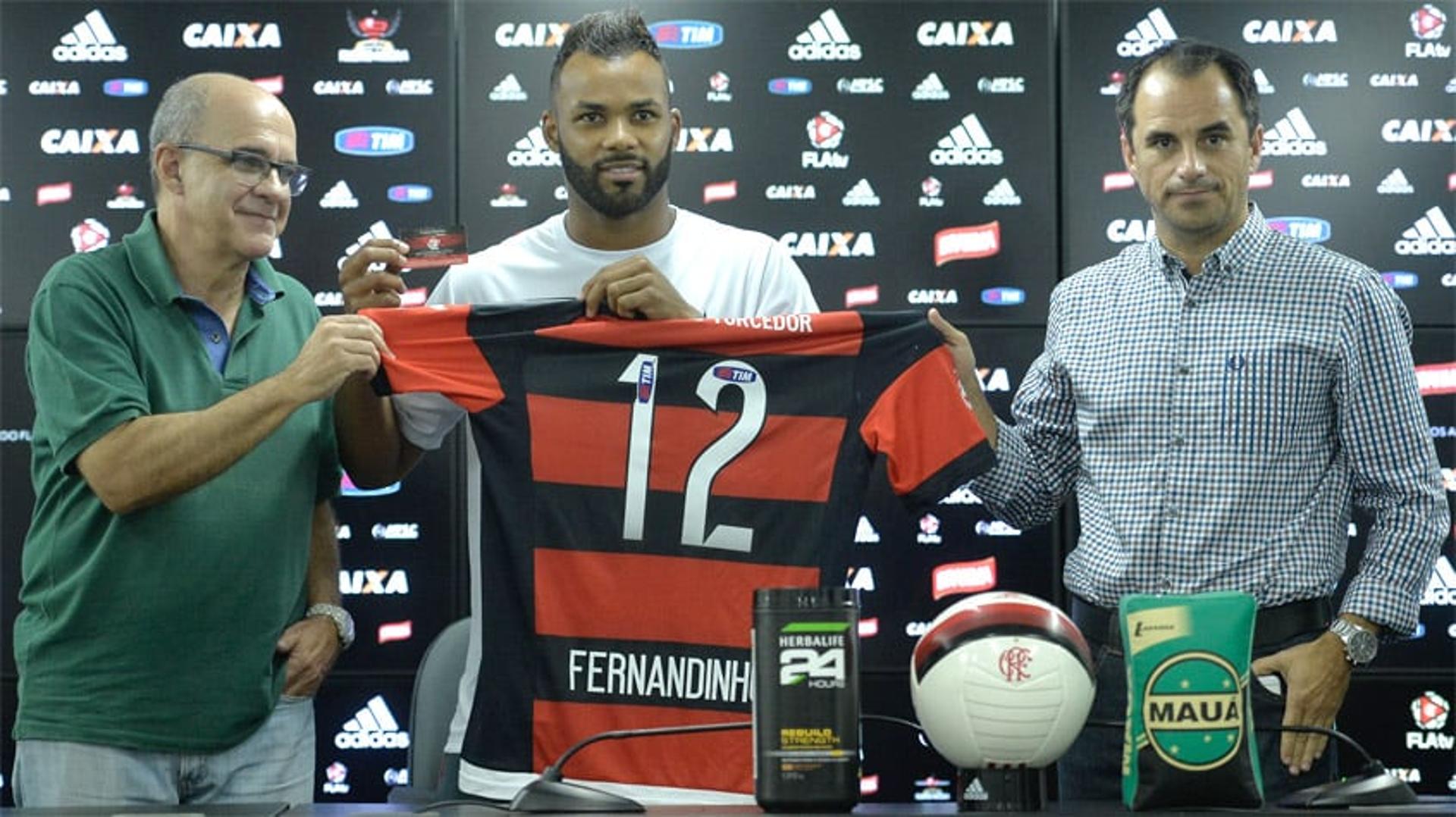 GALERIA: Veja como foi o primeiro dia de Fernandinho no Flamengo: segunda-feira de treino e apresentação