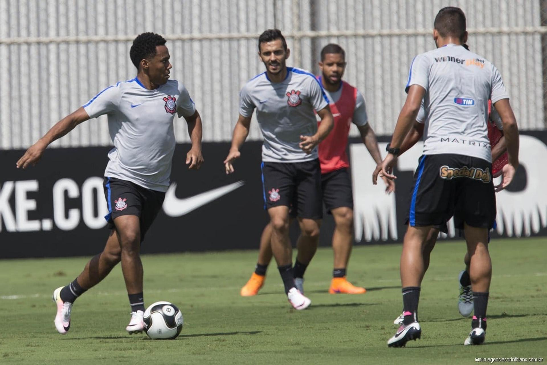 Elias durante treino do Corinthians nesta terça-feira, no CT Joaquim Grava (Foto: Daniel Augusto Jr)