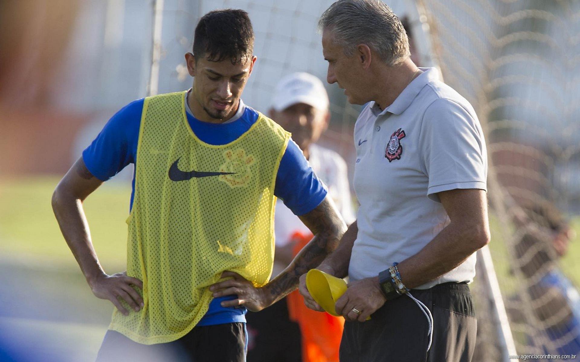 Tite e Lucca, durante treino do Corinthians no CT (Foto: Daniel Augusto Jr)