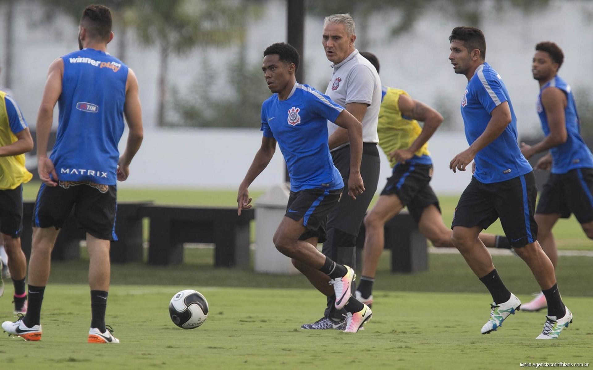 Elias, Guilherme e André, sob os olhares do técnico Tite, em treino do Corinthians (Foto: Daniel Augusto Jr)