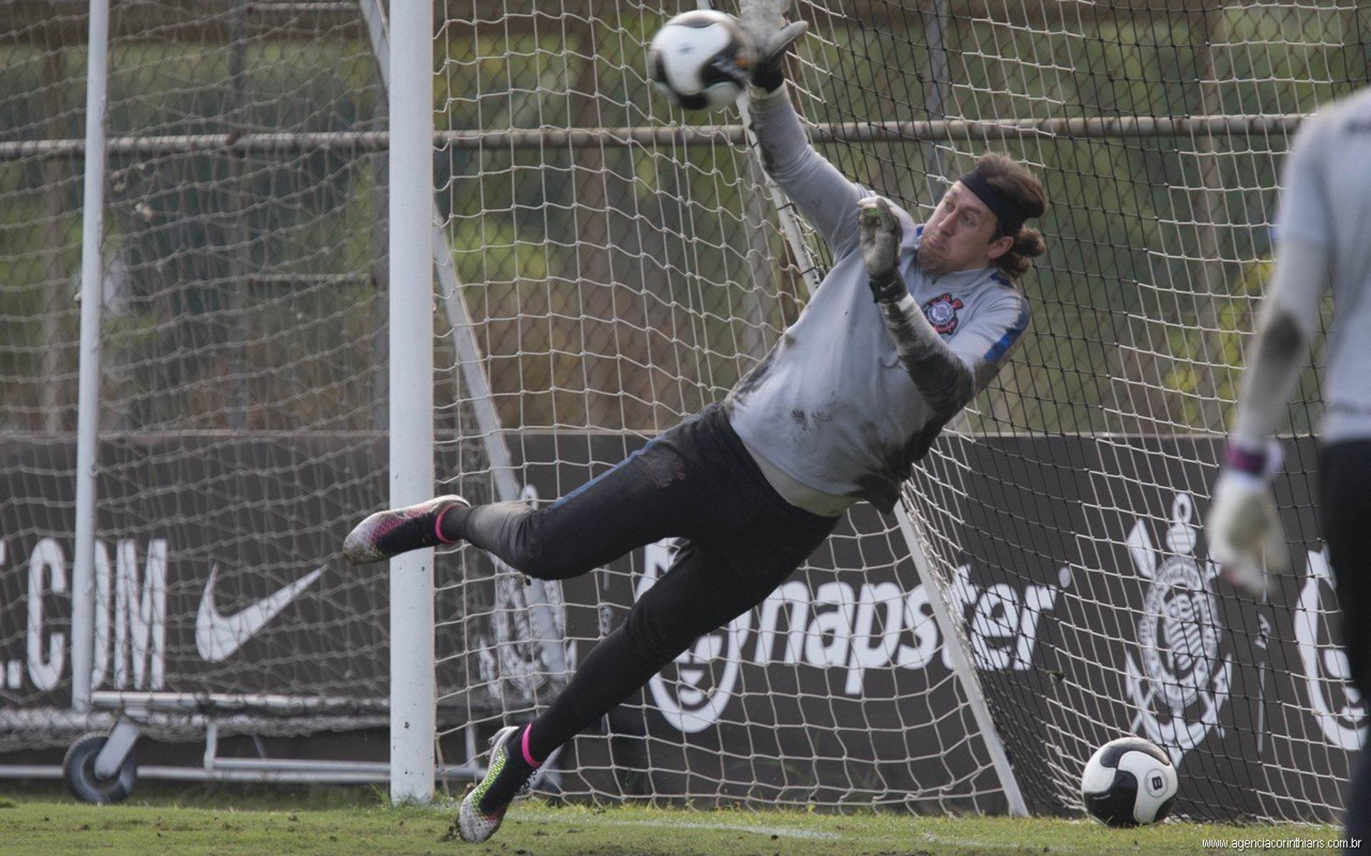 Cássio fazendo defesa, durante treino de pênaltis no CT Joaquim Grava (Foto: Daniel Augusto Jr)