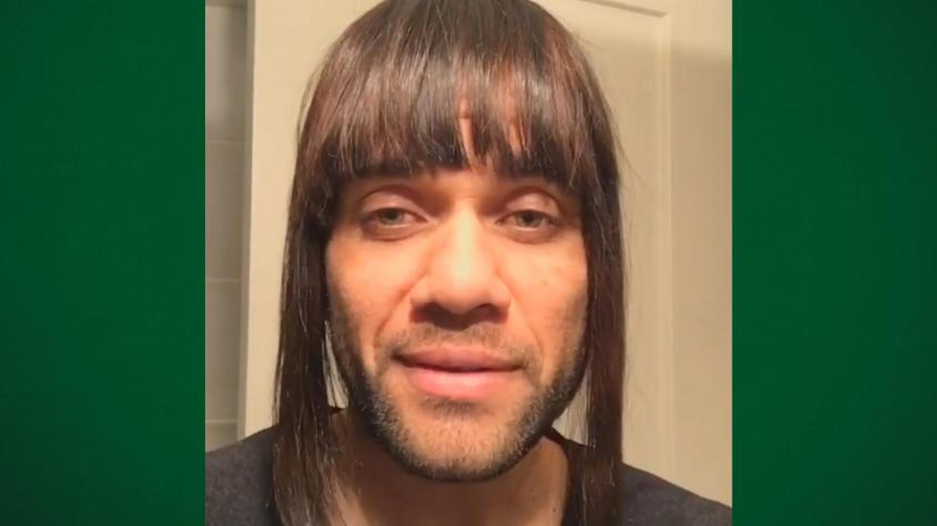 Daniel Alves de peruca imitando a namorada