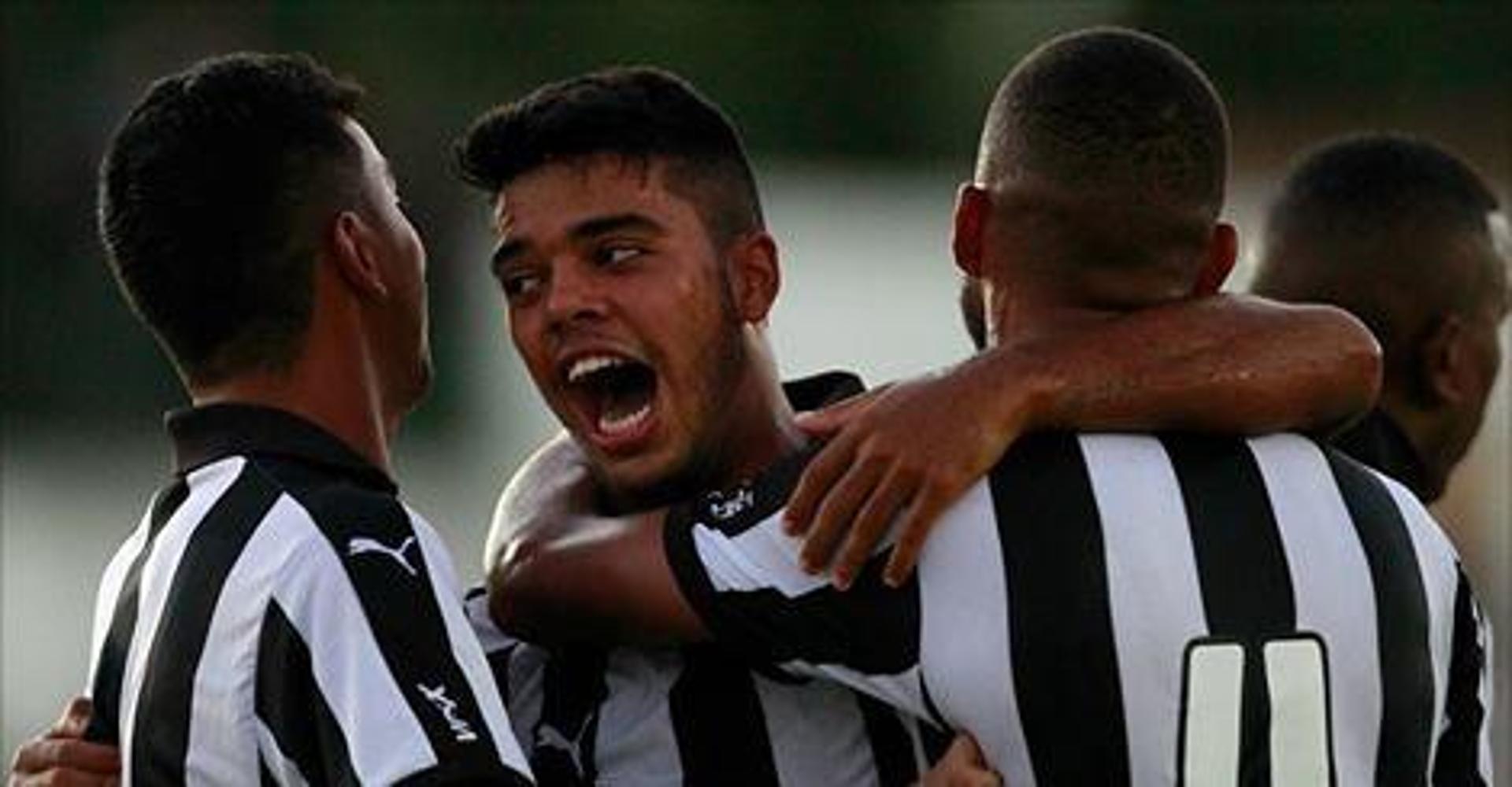 Leandrinho festeja o seu gol