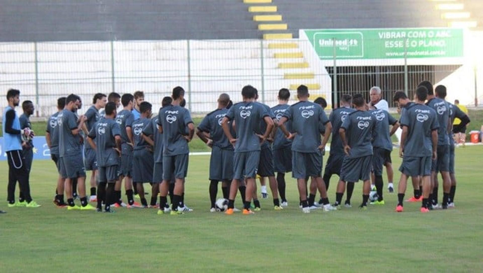 Elenco treina antes da partida diante do Goianésia pela Copa do Brasil (Foto: Divulgação/ABC)