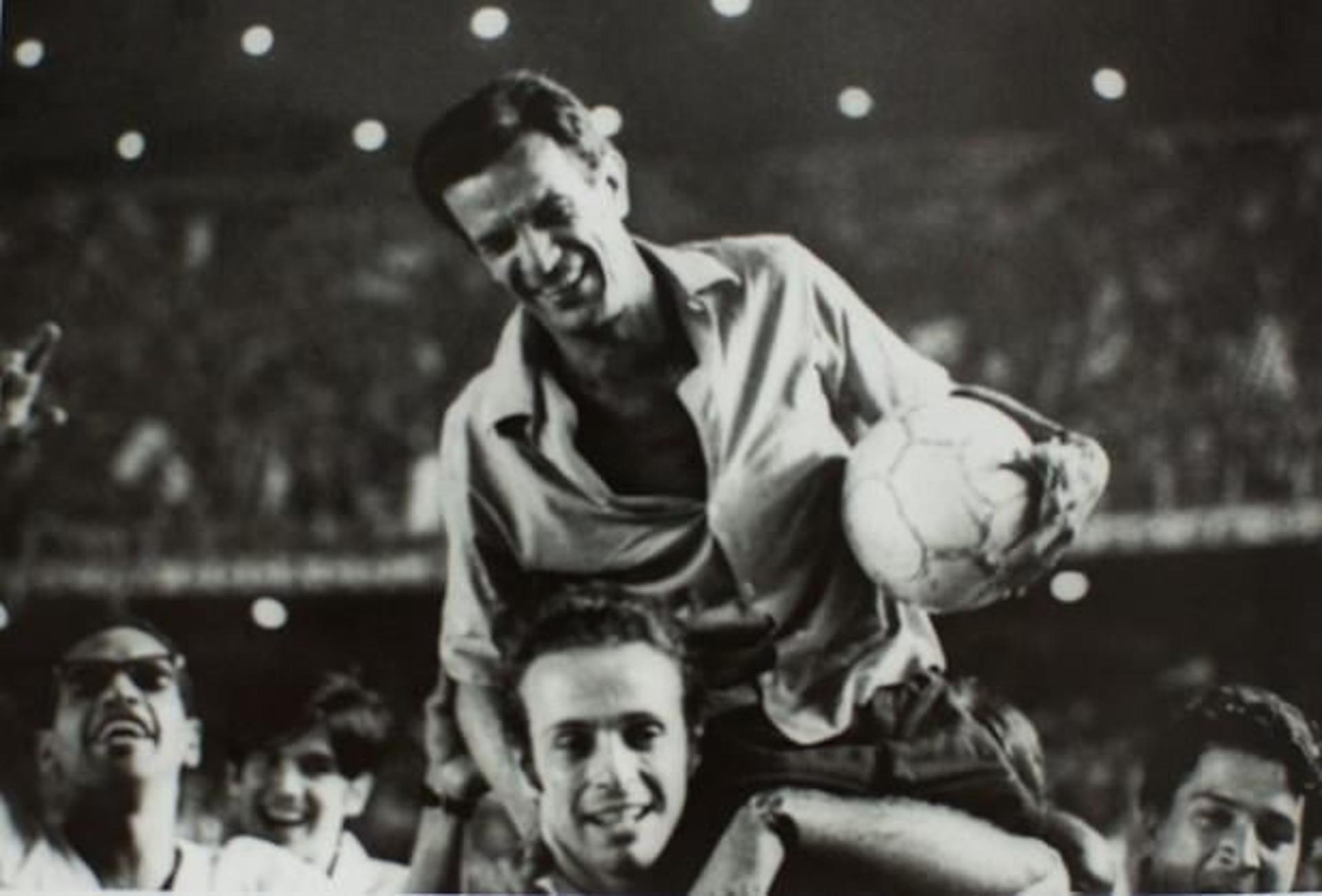 Telê Santana é festejado após o Fluminense conquistar o Campeonato Carioca de 1969