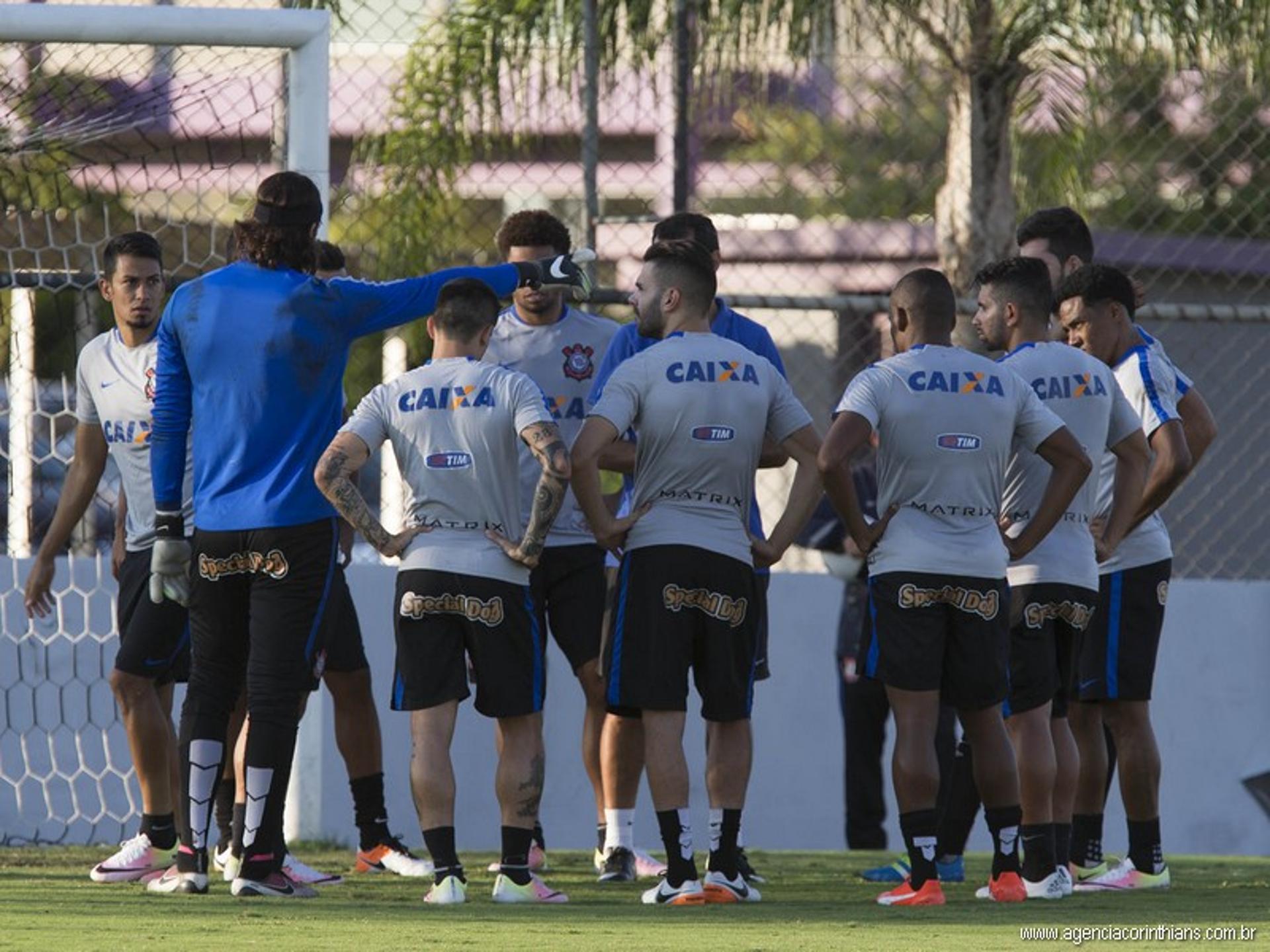 Elenco do Corinthians reunido durante treino no CT Joaquim Grava (Foto: Daniel Augusto Jr)