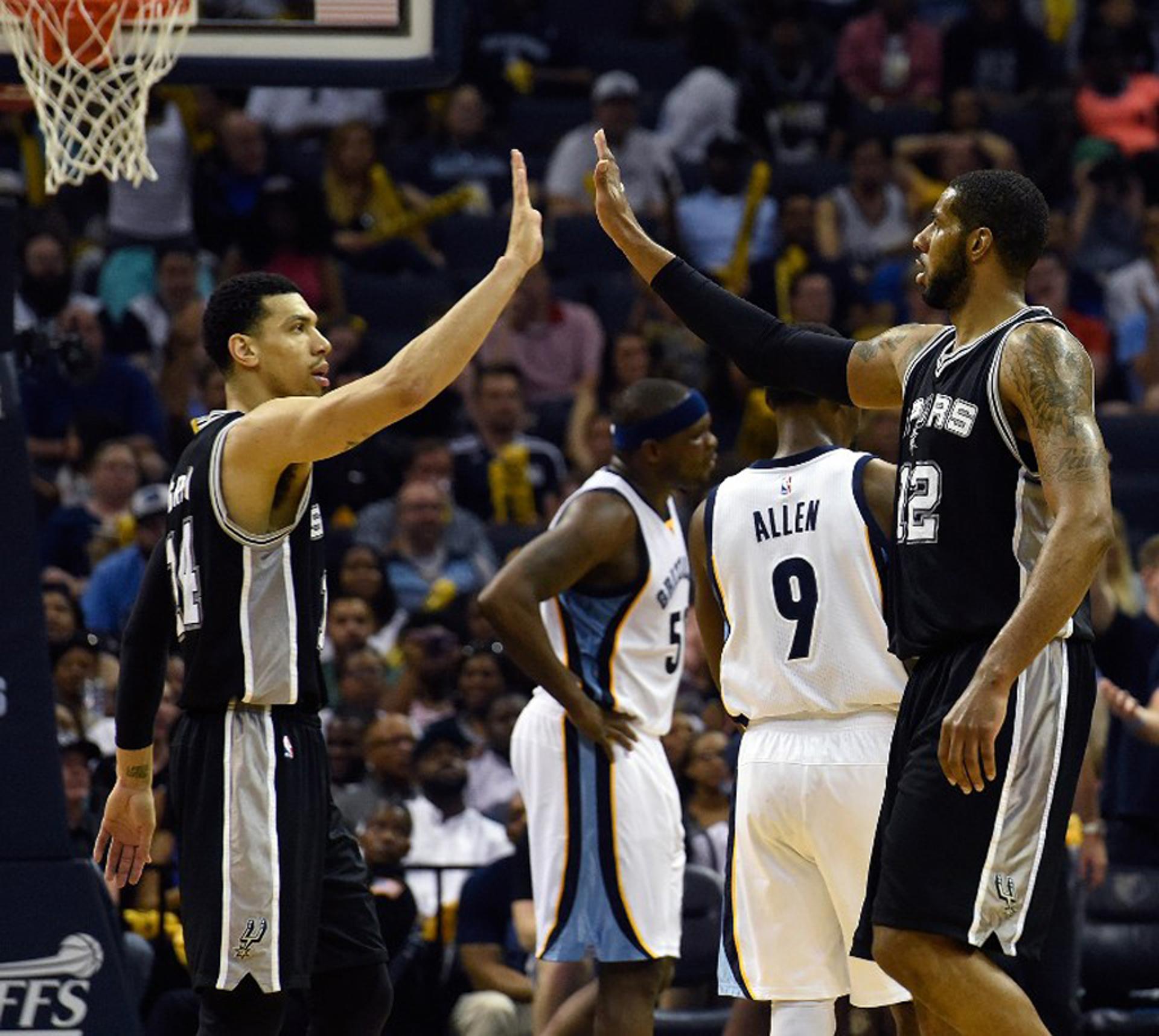 O San Antonio Spurs, de Green (e) e LaMarcus Aldridge, varreu o Memphis Grizzlies por 4 a 0 e já avançou de fase