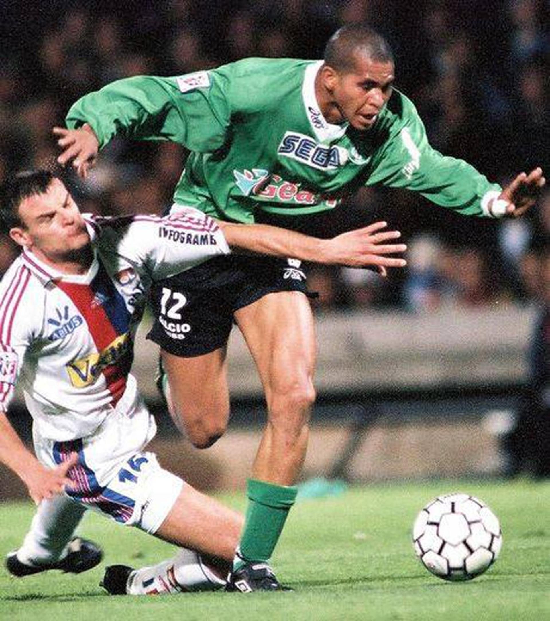 Aloísio começou no CRB (AL), em 1994. Passou por Fla, Guarani e Goiás e chegou ao Saint Étienne (FRA) (foto), em 1999