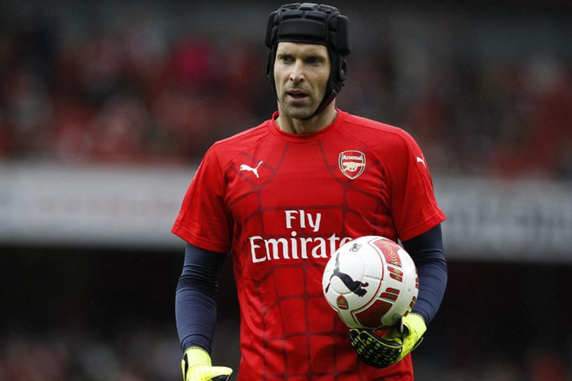 O tcheco Cech é um dos maiores goleiros da história e hoje pratica seus milagres no Arsenal