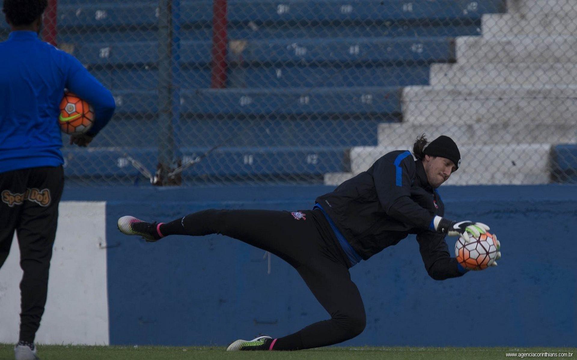 Cássio defendeu pênaltis em treino desta terça-feira (Foto: Daniel Augusto Jr)