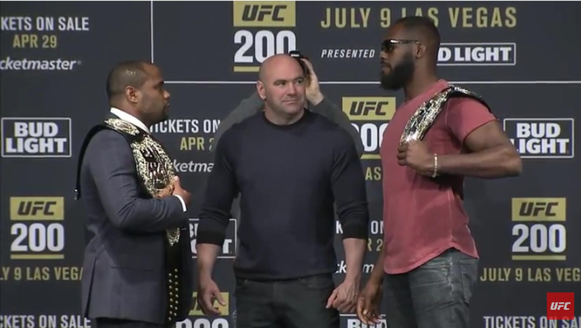 Jones e Cormier se encaram em coletiva do UFC 200