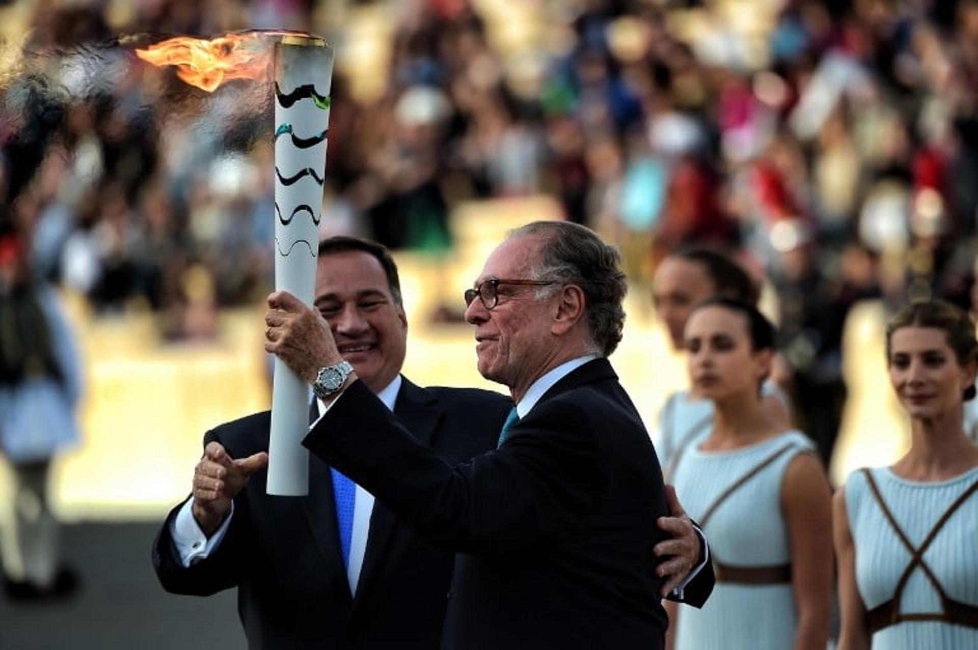 Carlos Arthur Nuzman com a tocha da Rio-2016 em Atenas (Foto: Aris Messinis/AFP)