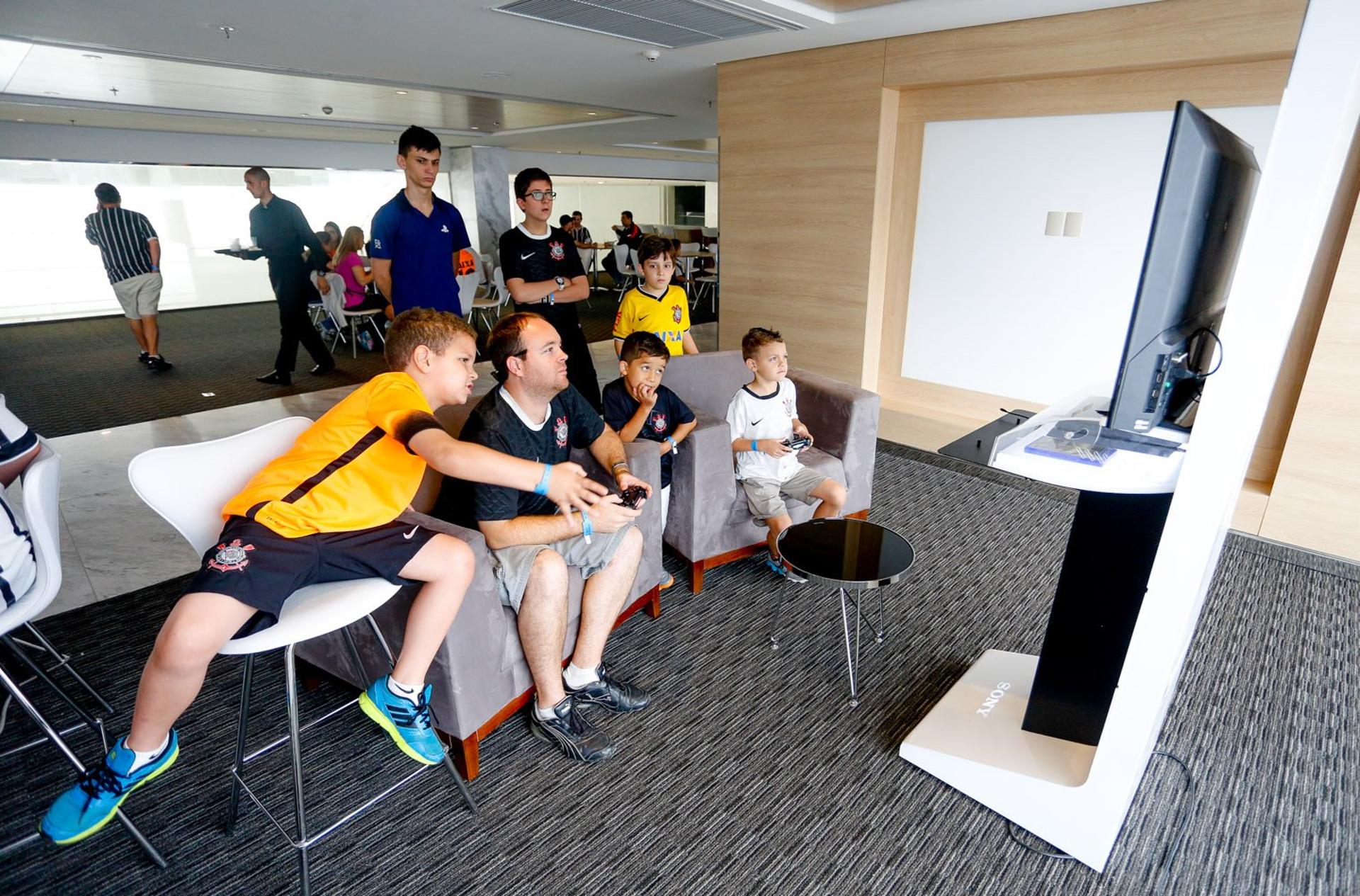 Torcedores jogam videogame na Arena (Foto: Divulgação)