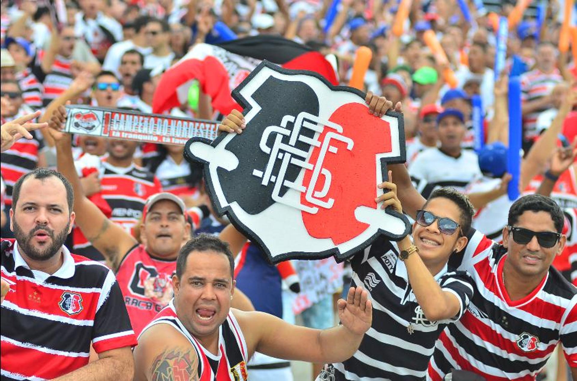 Torcida do Santa Cruz festeja o título (Foto: Pablo Kennedy/LANCE!press)