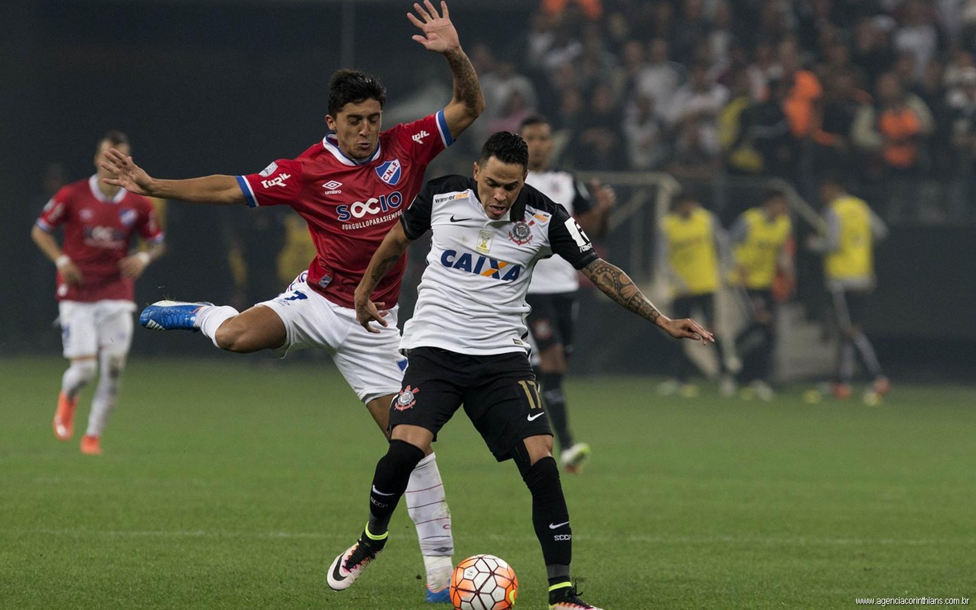 Giovanni Augusto, em disputa de bola na derrota para o Nacional (Foto: Daniel Augusto Jr)