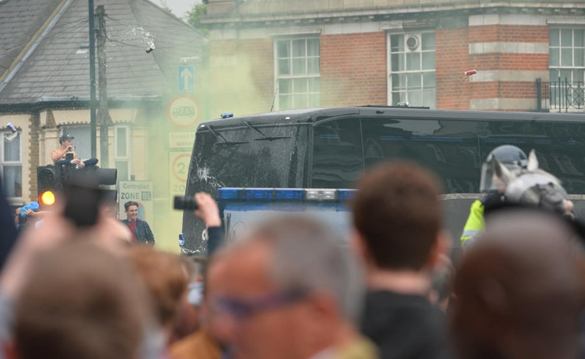 Confusão na chegada do Manchester United ao Upton Park