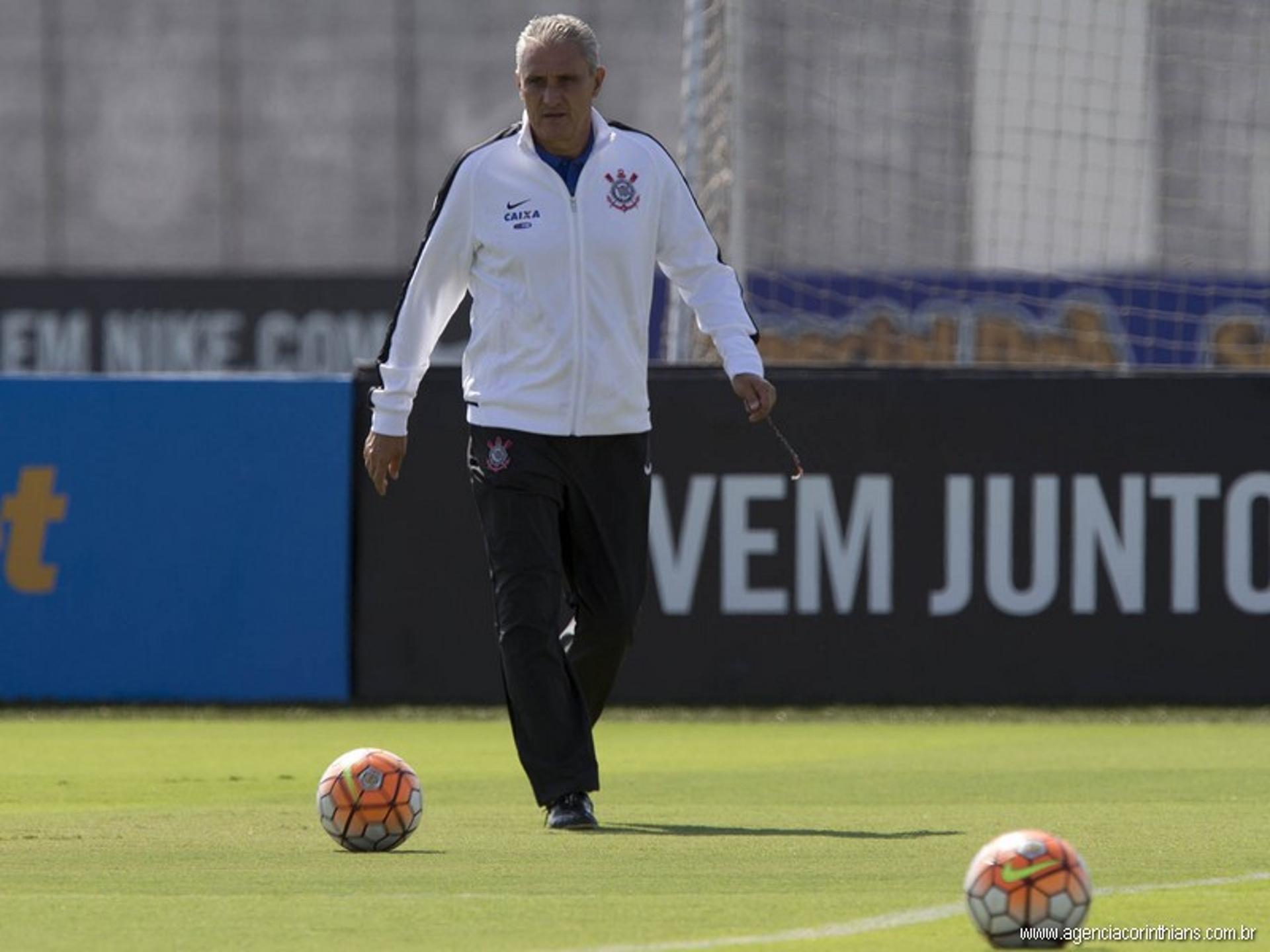 Tite durante treinamento do Corinthians no CT Joaquim Grava (Foto: Daniel Augusto Jr)