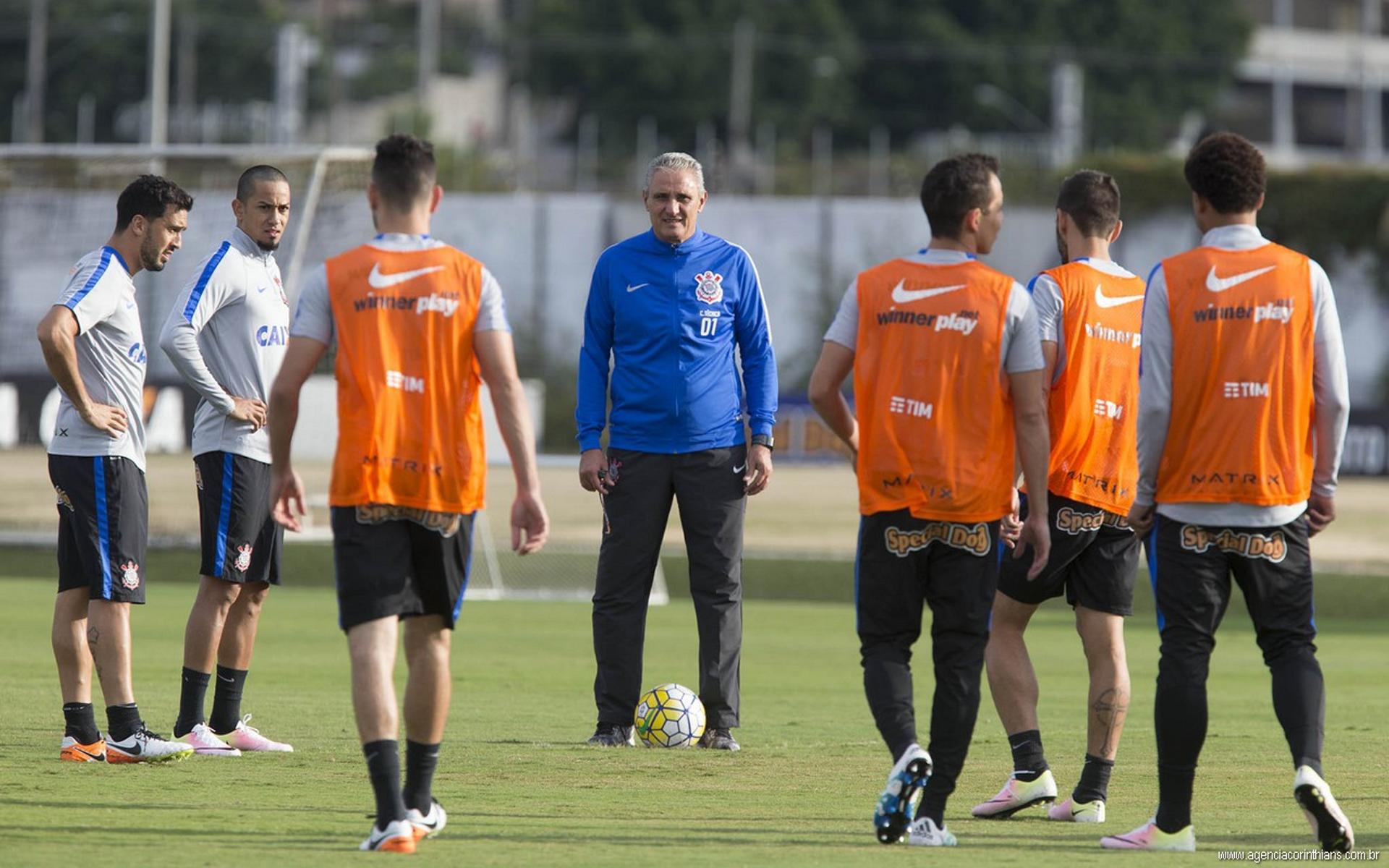 Tite em meio aos jogadores do Corinthians em treino (Foto: Daniel Augusto Jr)