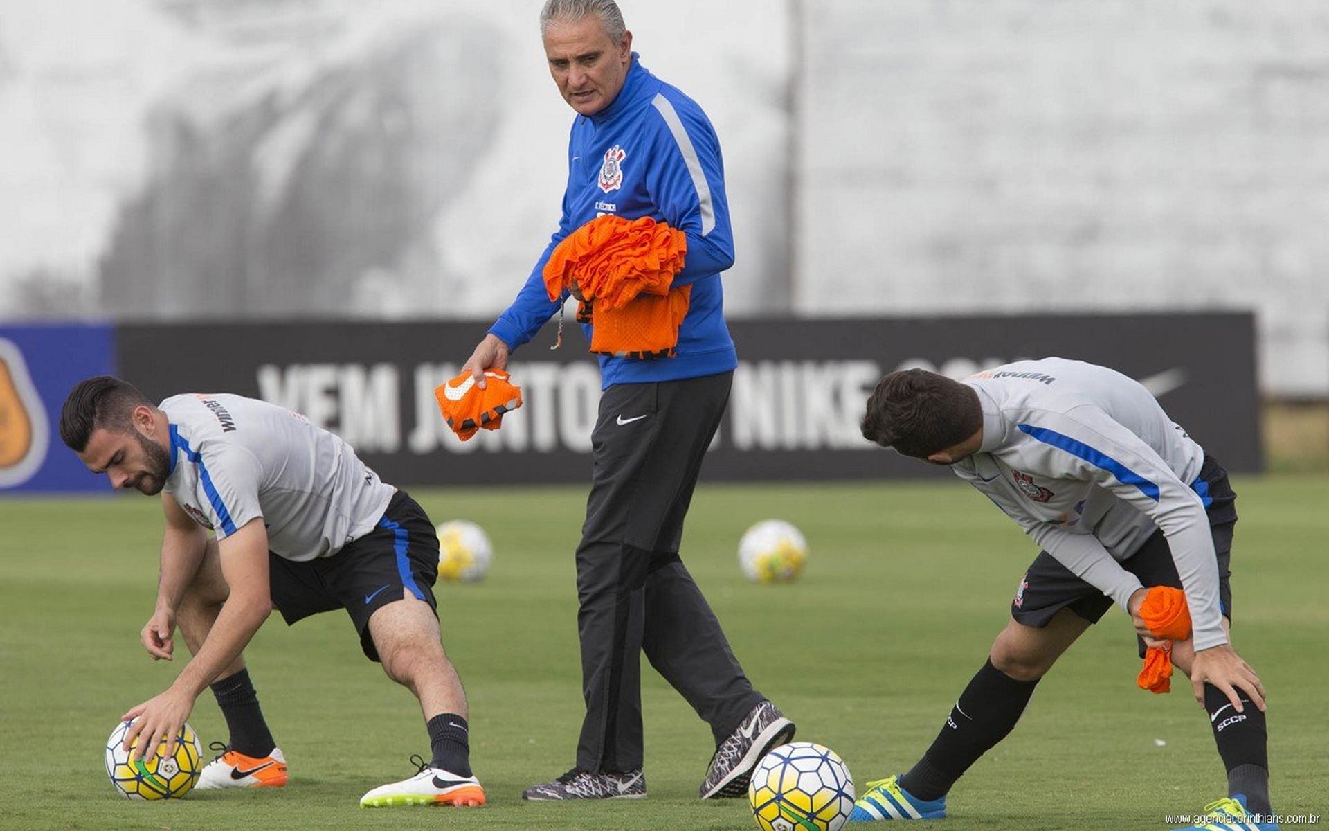 Tite entregando colete a jogadores do Corinthians antes de treino (Foto: Daniel Augusto Jr)