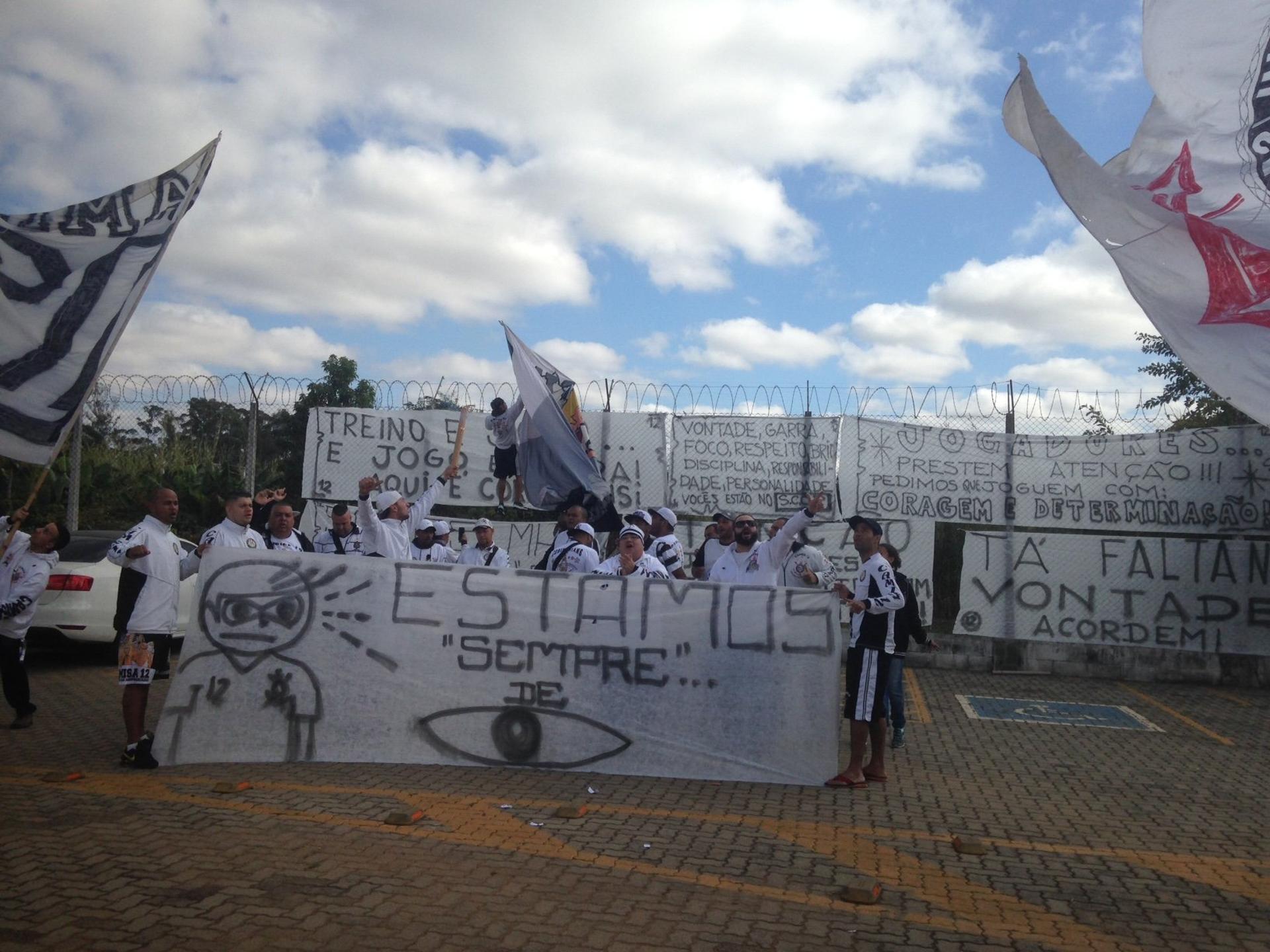 Torcida do Corinthians protesta no CT Joaquim Grava