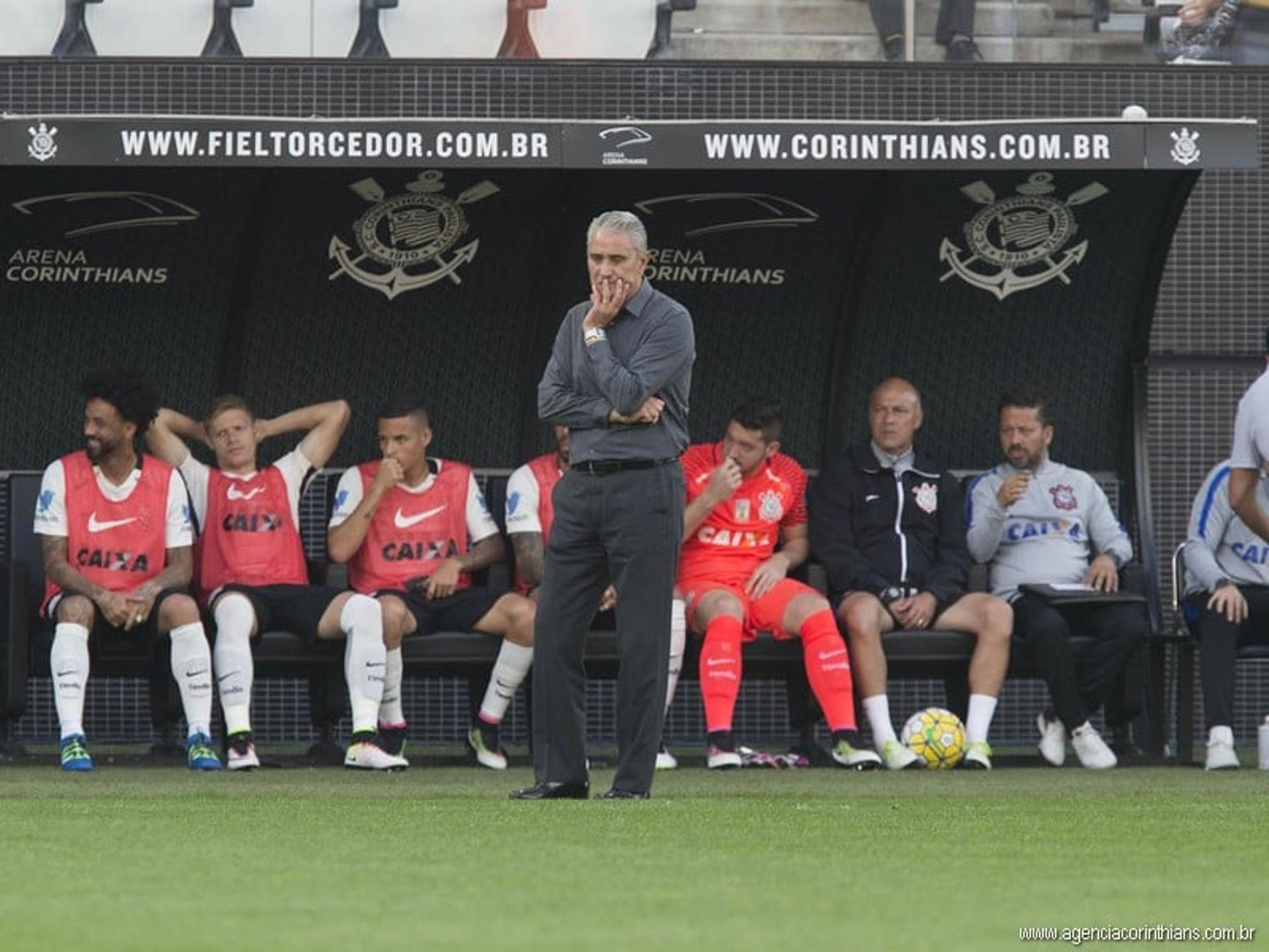 Tite preocupado durante o jogo entre Corinthians e Grêmio (Foto: Daniel Augusto Jr)