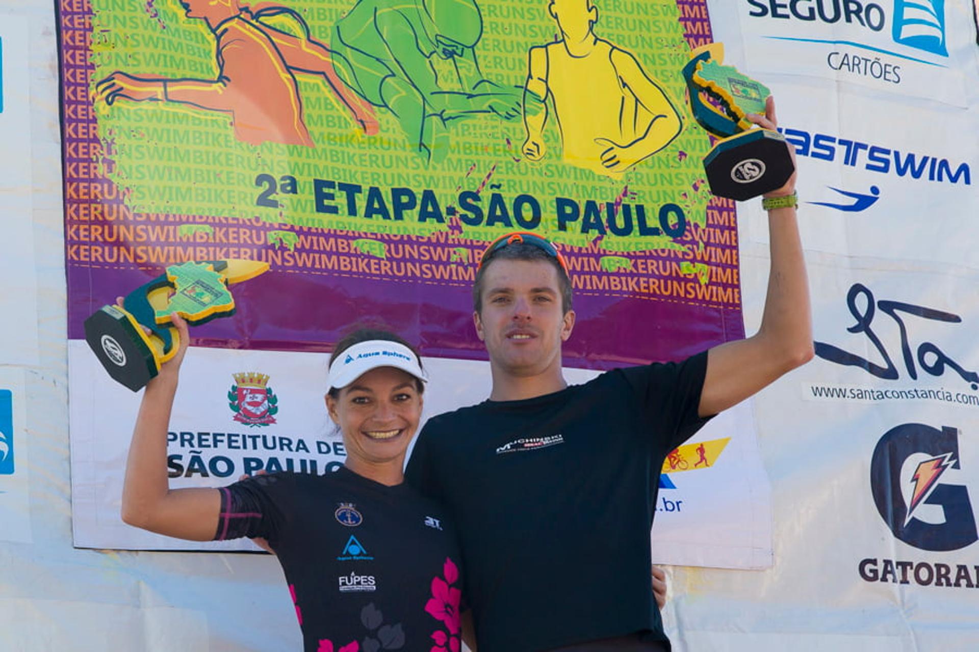 Fernanda Garcia e Fabiano Muchinski no lugar mais alto do pódio(foto:Divulgação)