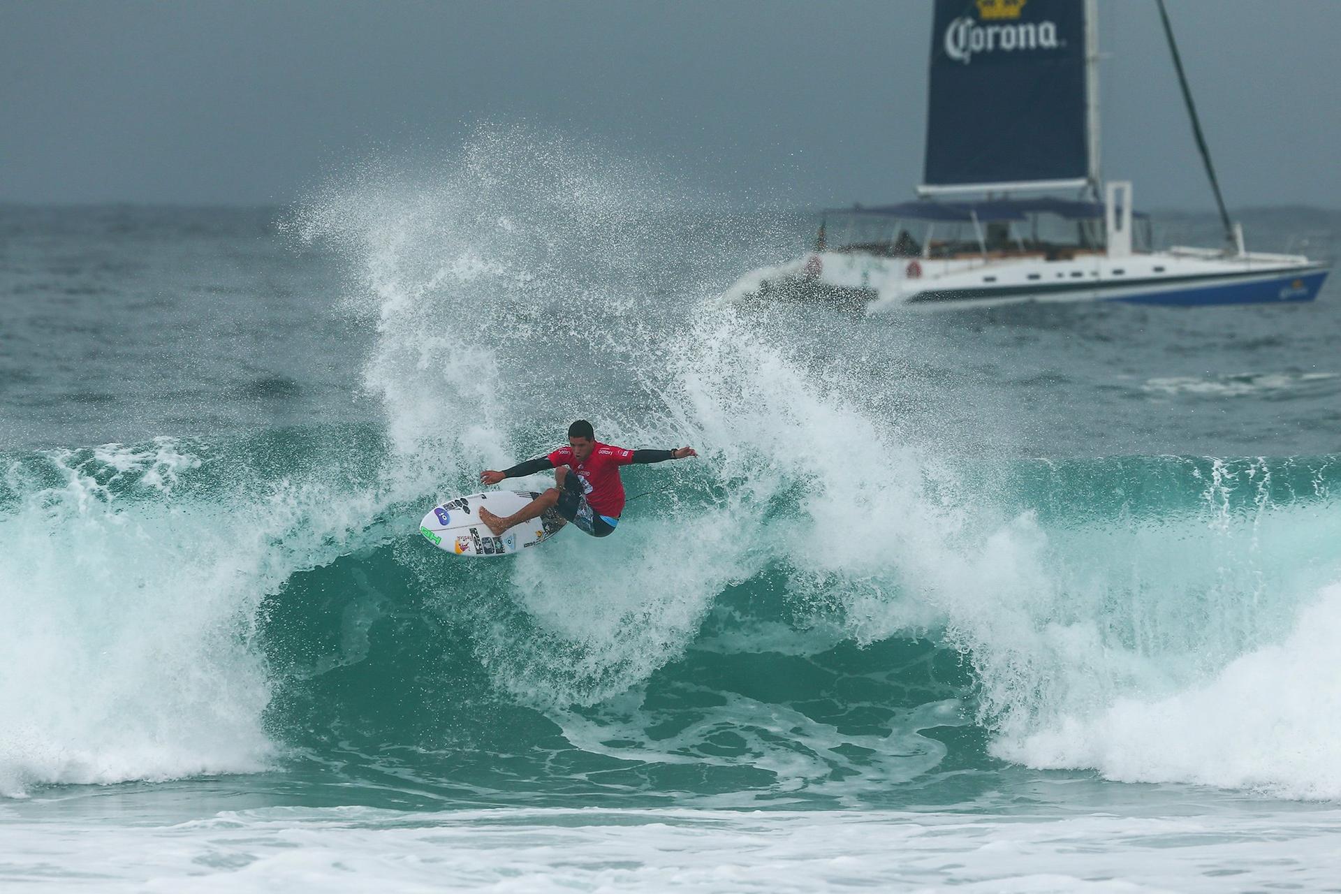 Adriano de Souza avança no Oi Rio Pro (Foto: WSL/ Smorigo)