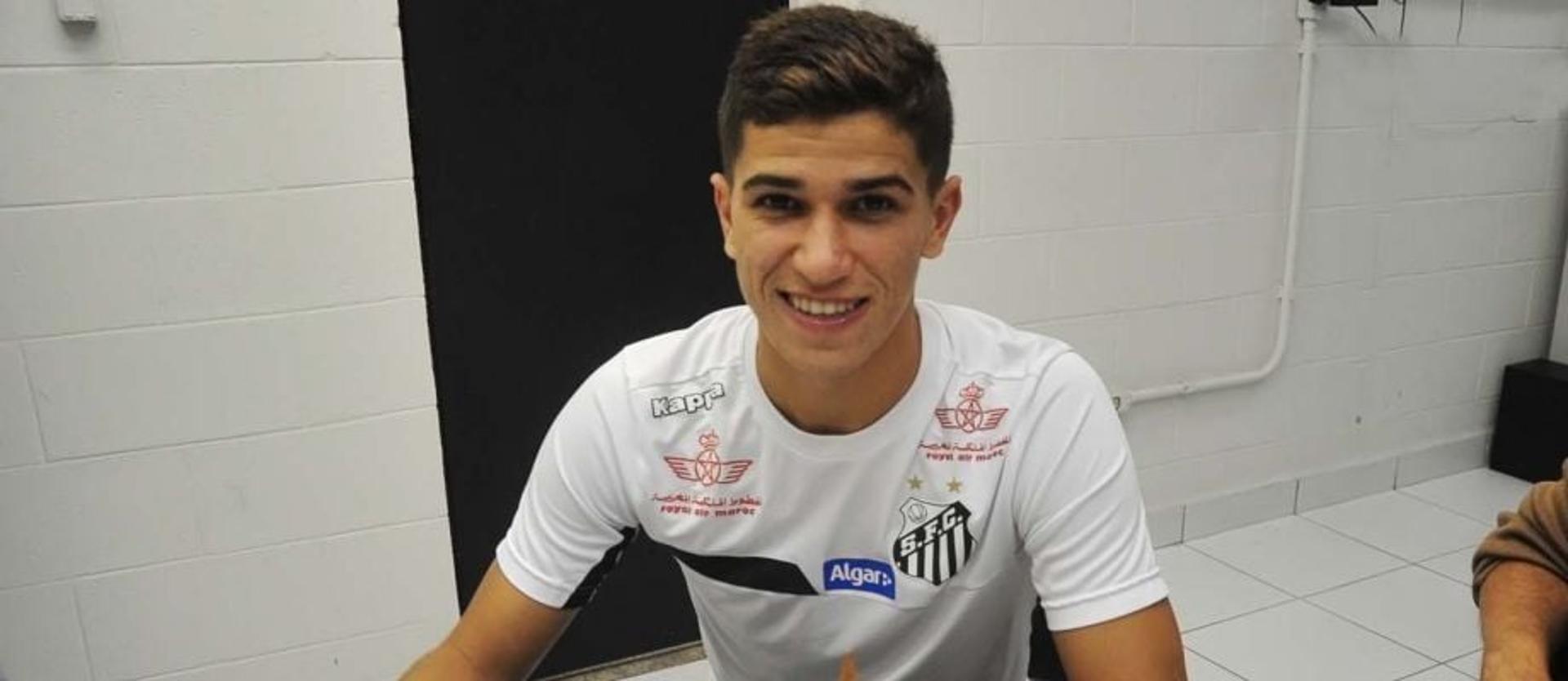 Vitor Bueno renovou por quatro anos com o Santos &nbsp;