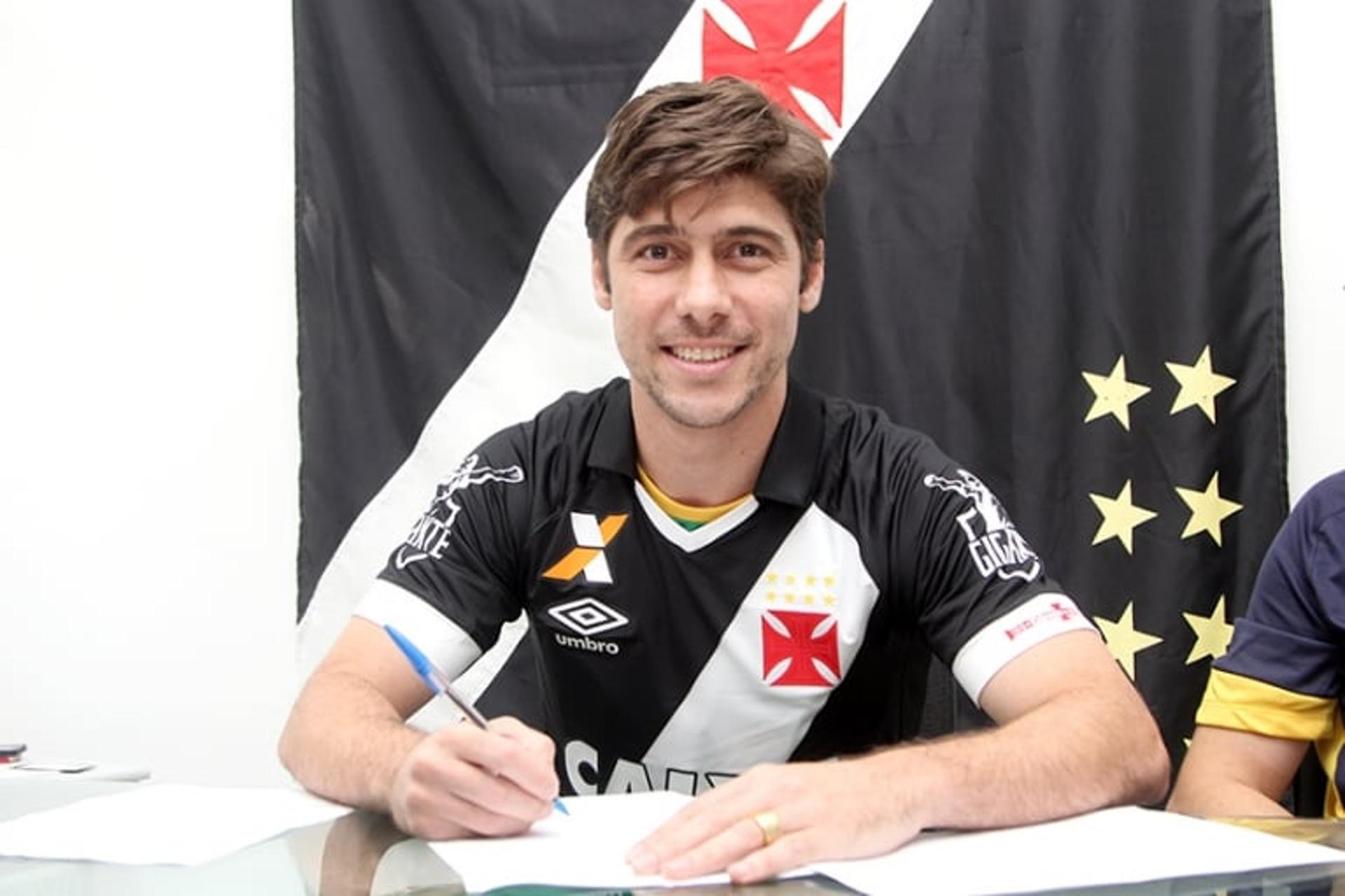 Fellype Gabriel foi anunciado pelo Vasco na tarde desta sexta-feira após assinar contrato (Foto: Paulo Fernandes/Vasco)