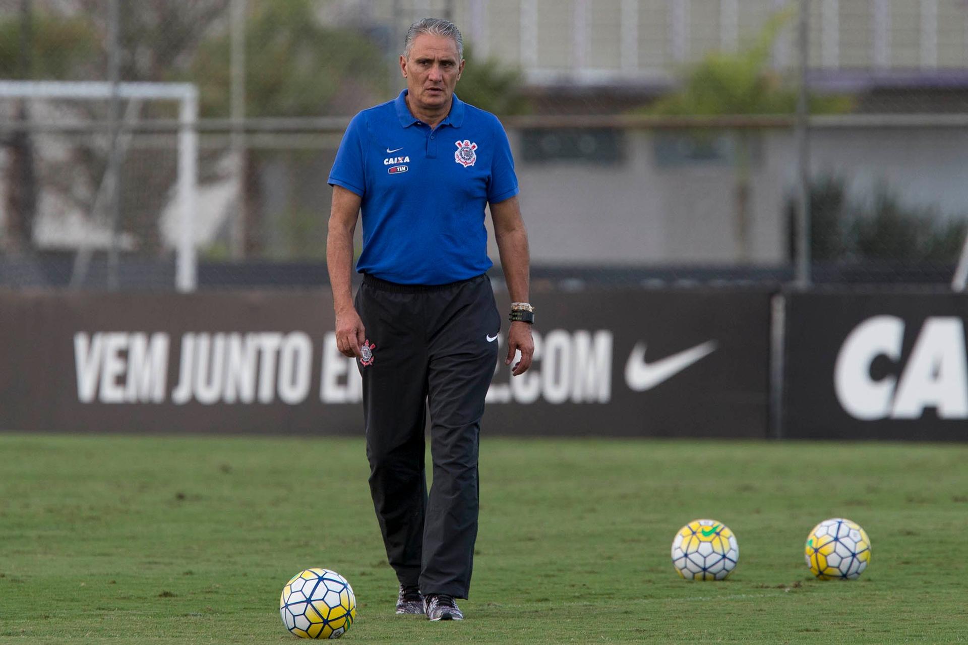 Técnico Tite, durante treino do Corinthians na tarde desta sexta-feira (Foto: Daniel Augusto Jr)