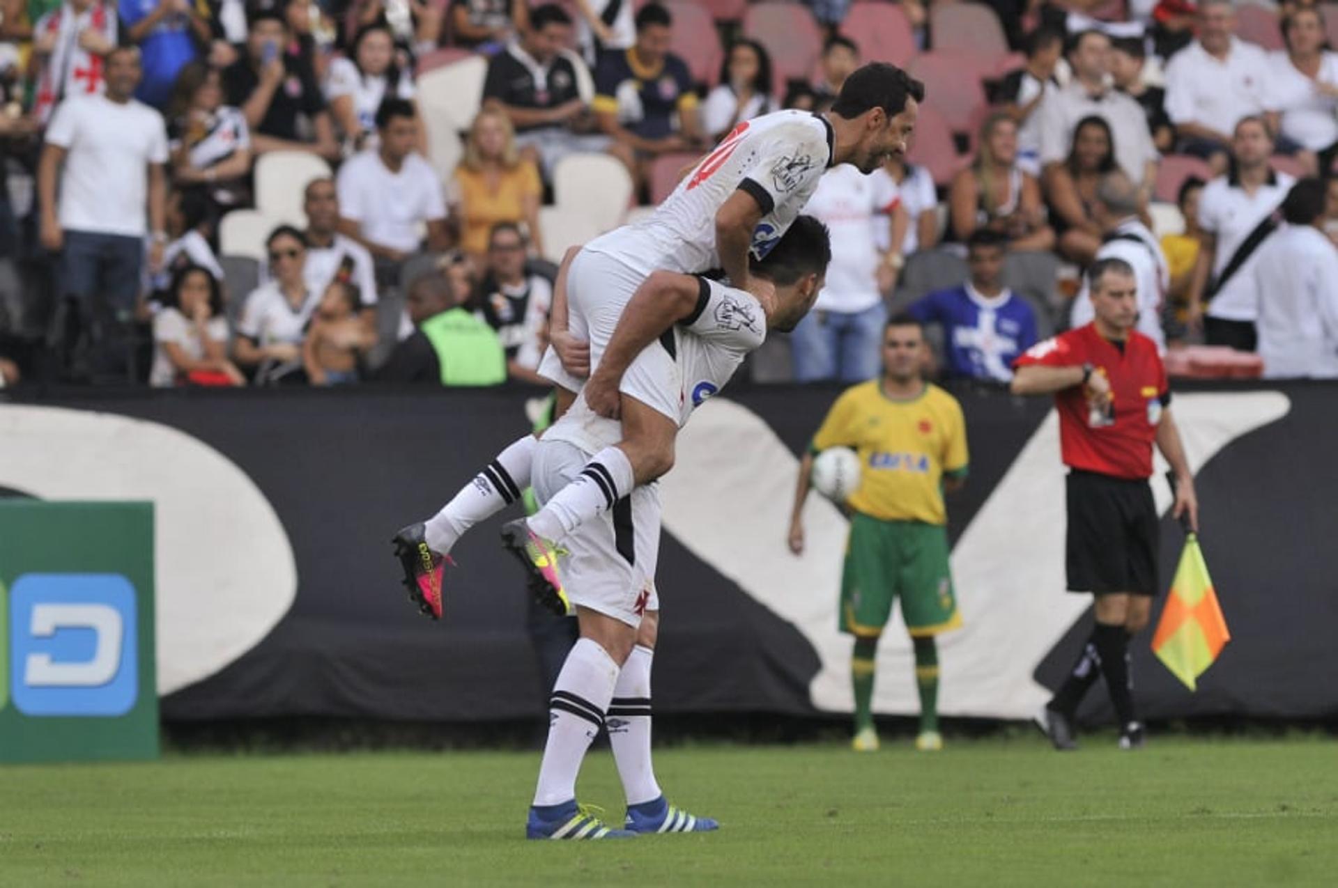 Veja as imagens de Vasco x Tupi