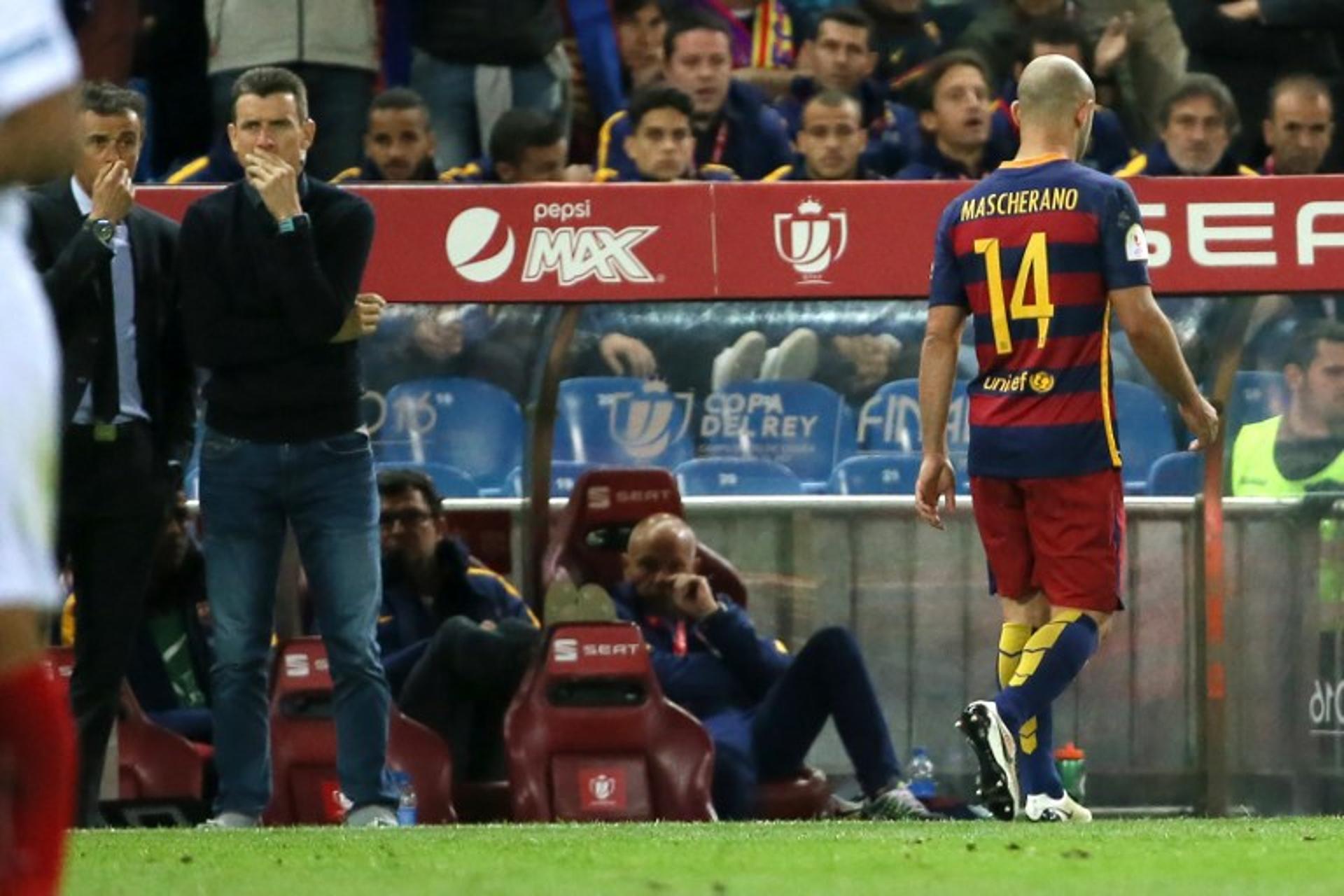 Mascherano saindo - Barcelona x Sevilla