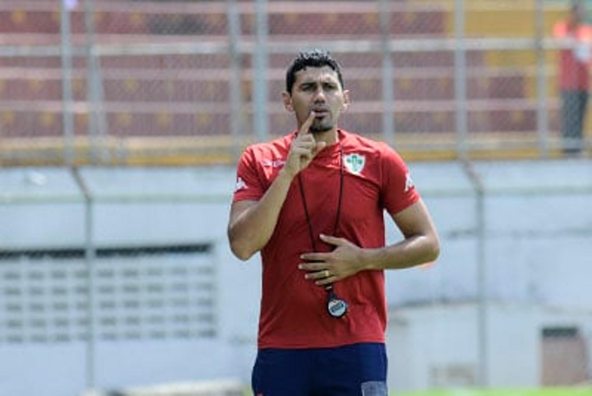 Técnico da Portuguesa dá orientações durante treino (Foto: Dorival Rosa/Portuguesa)