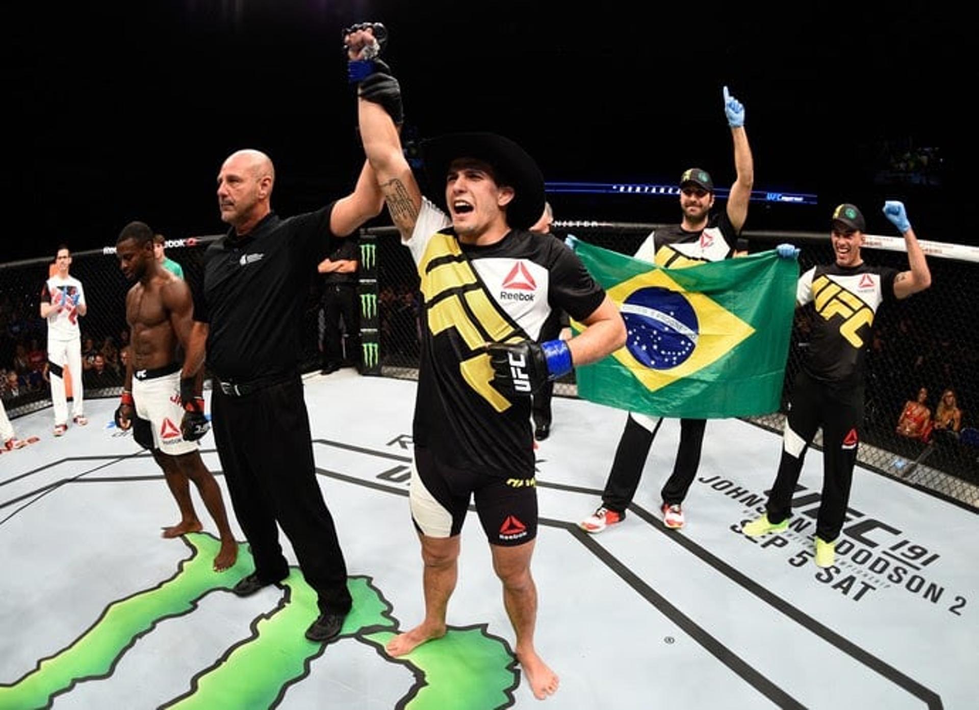 Felipe Sertanejo comemora vitória no UFC