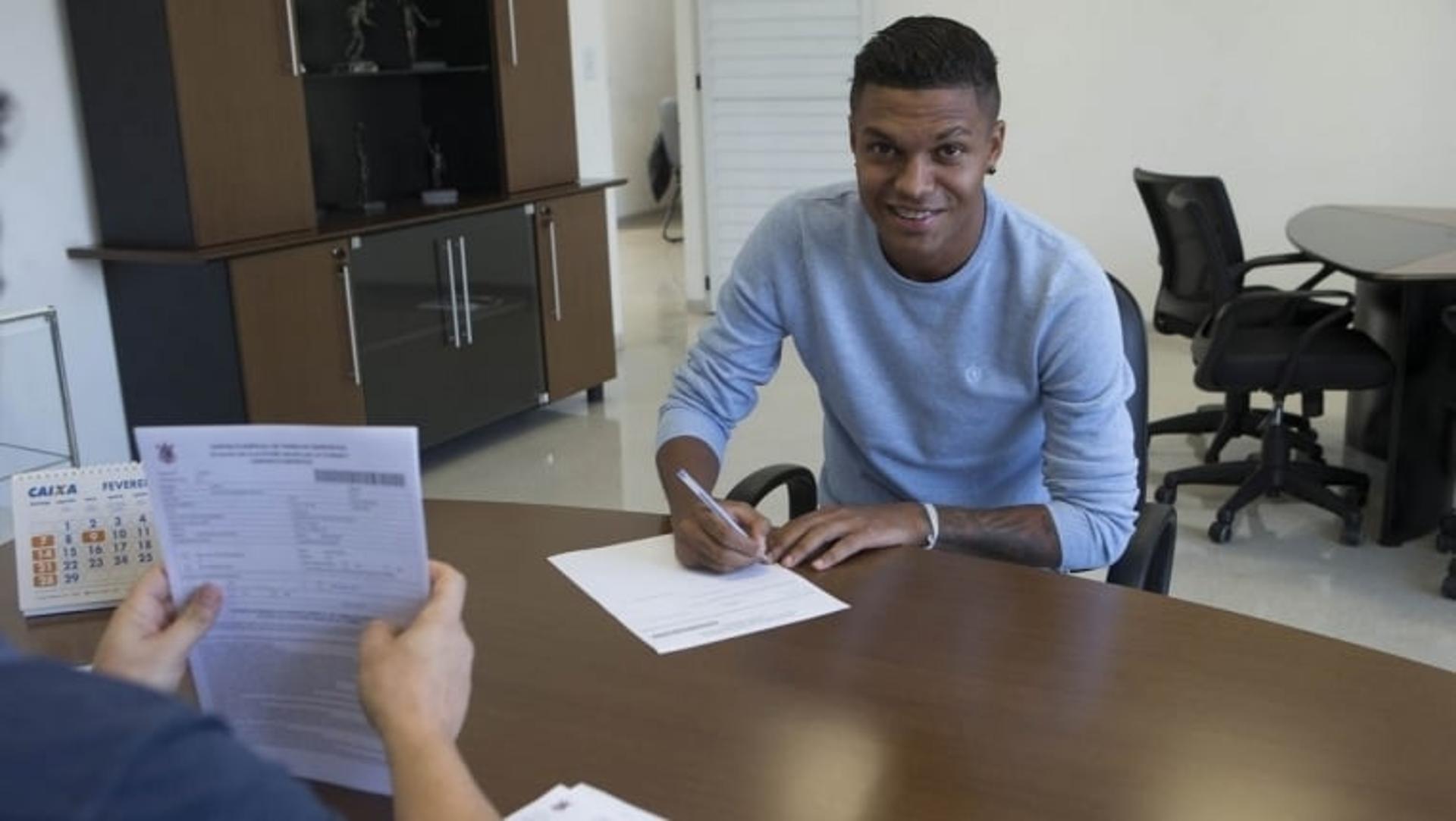 Bruno Paulo firmou contrato de três anos com o Corinthians