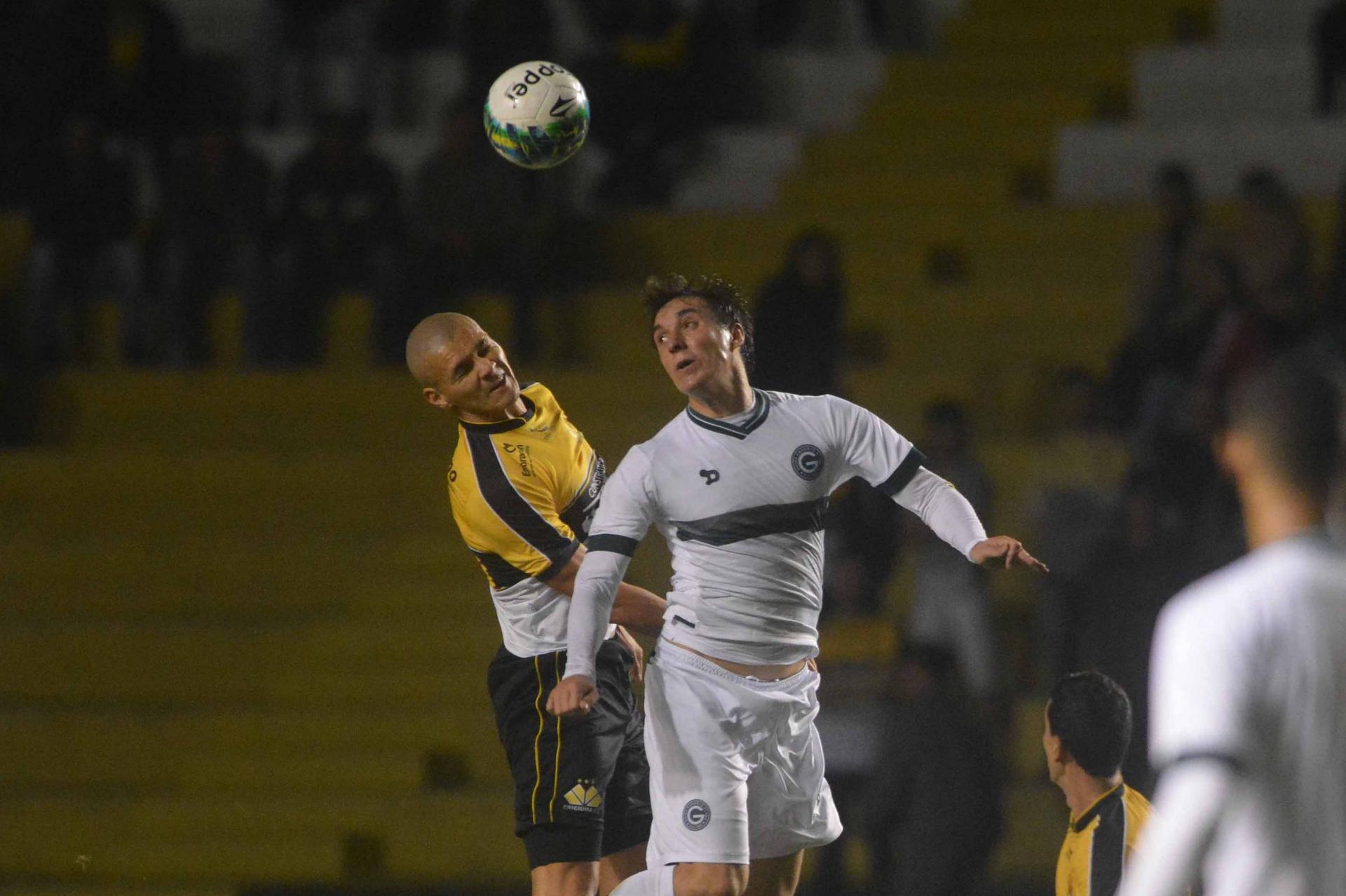 Juninho estreou com a camisa do Criciúma durante a partida contra o Goiás, pela Série B (Fotos: Divulgação / Criciúma)