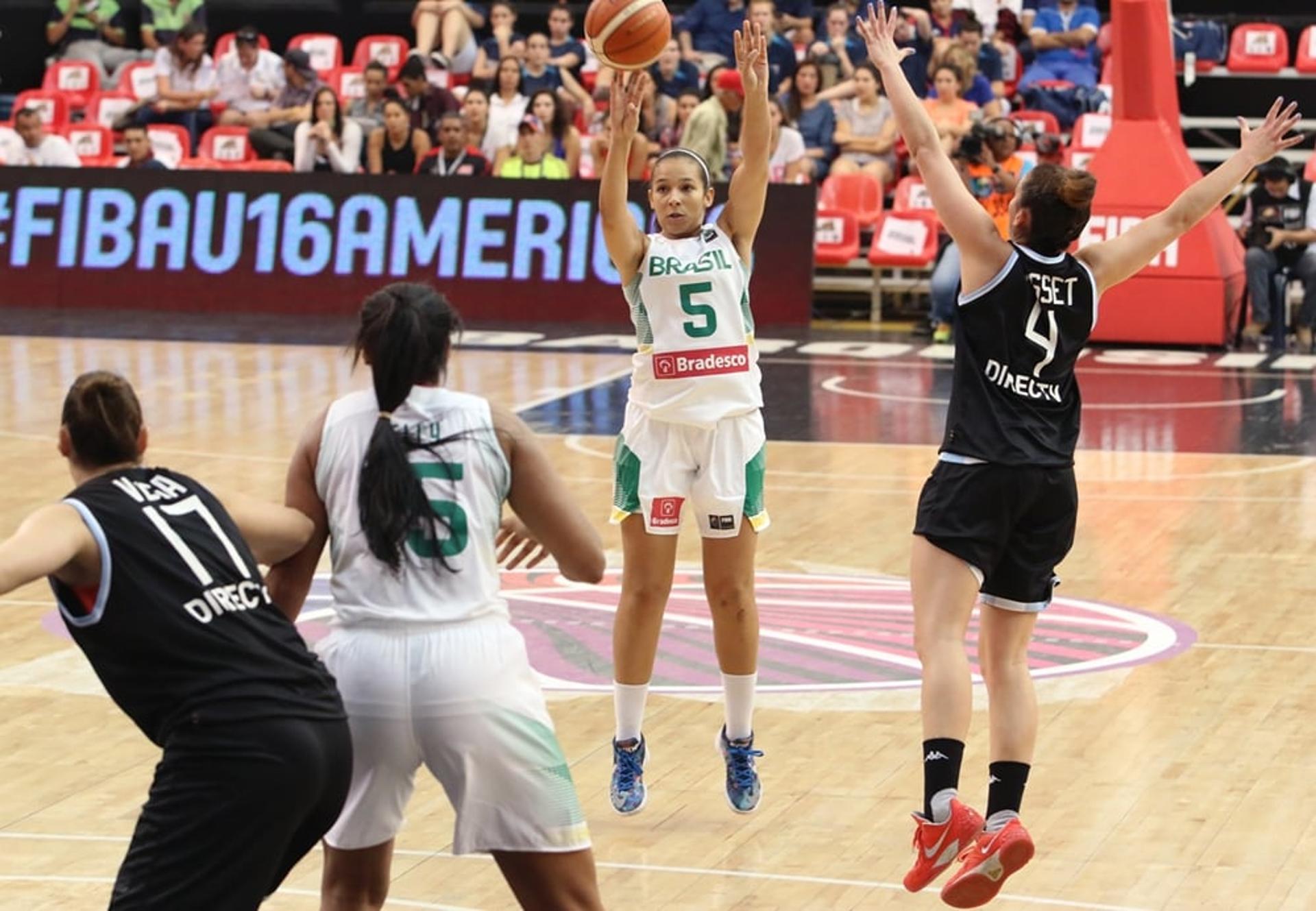 Tainá Paixão tenta um arremesso contra a Argentina. Brasil avançou à decisão do Sul-Americano (Foto: Divulgação/FIBA)