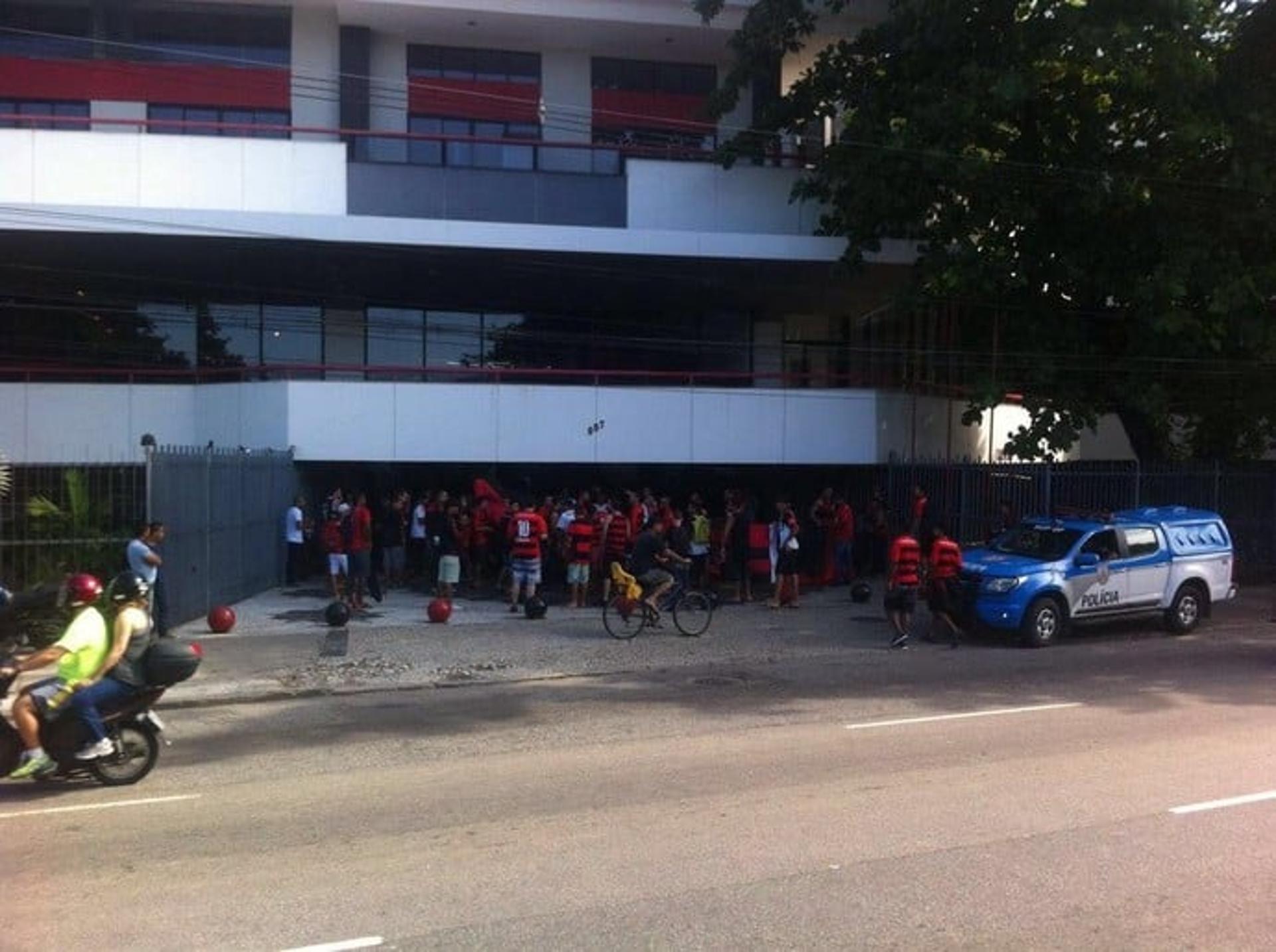 Protesto na sede do Flamengo